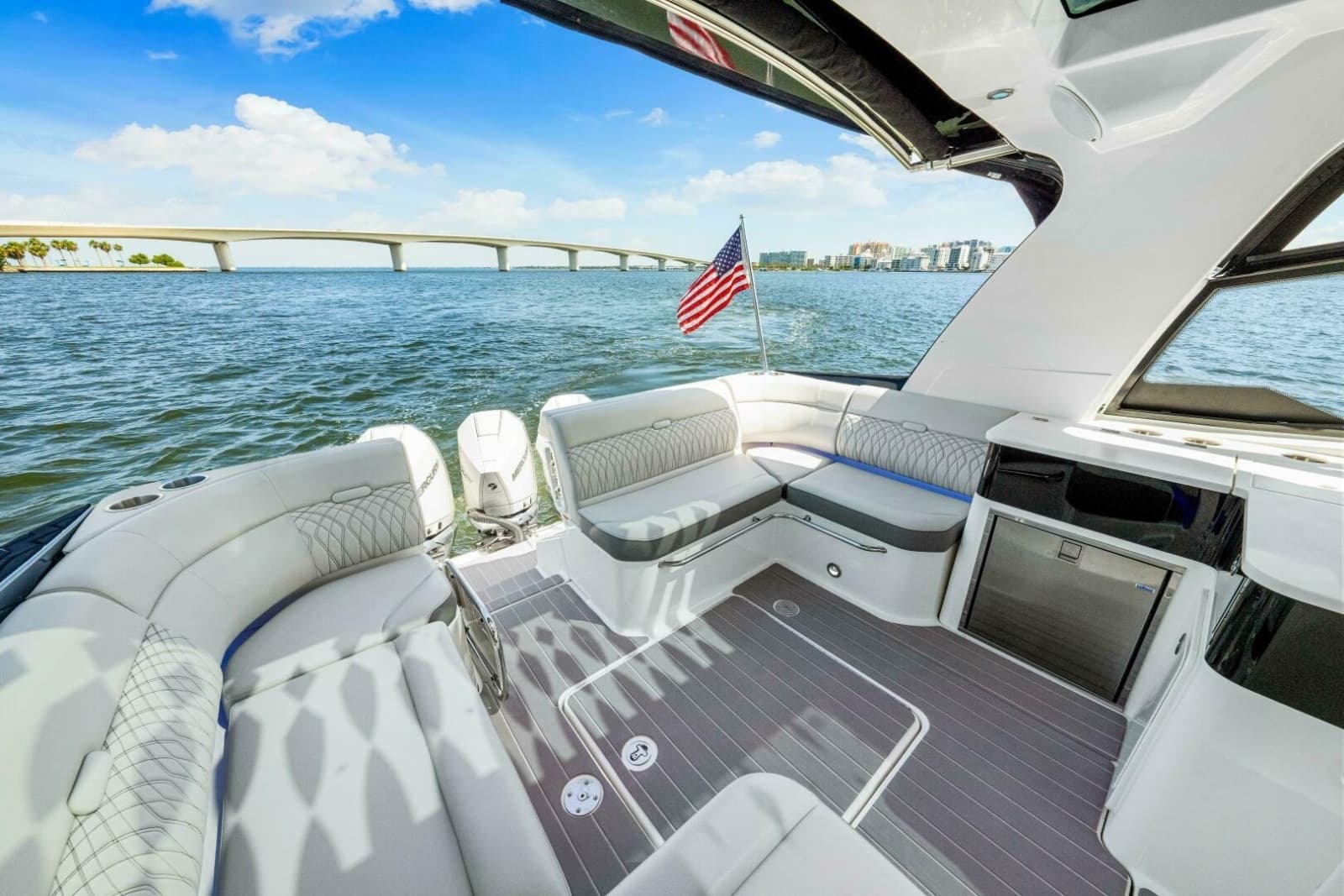 2022 Sea Ray 370 Sundancer - Photo 11