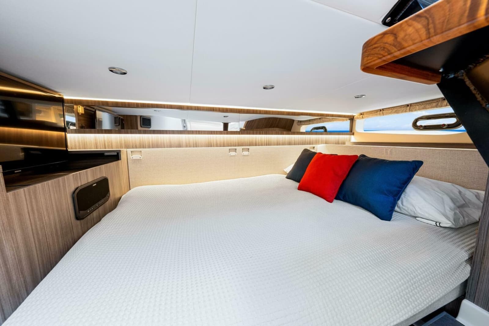 2022 Sea Ray 370 Sundancer - Photo 38