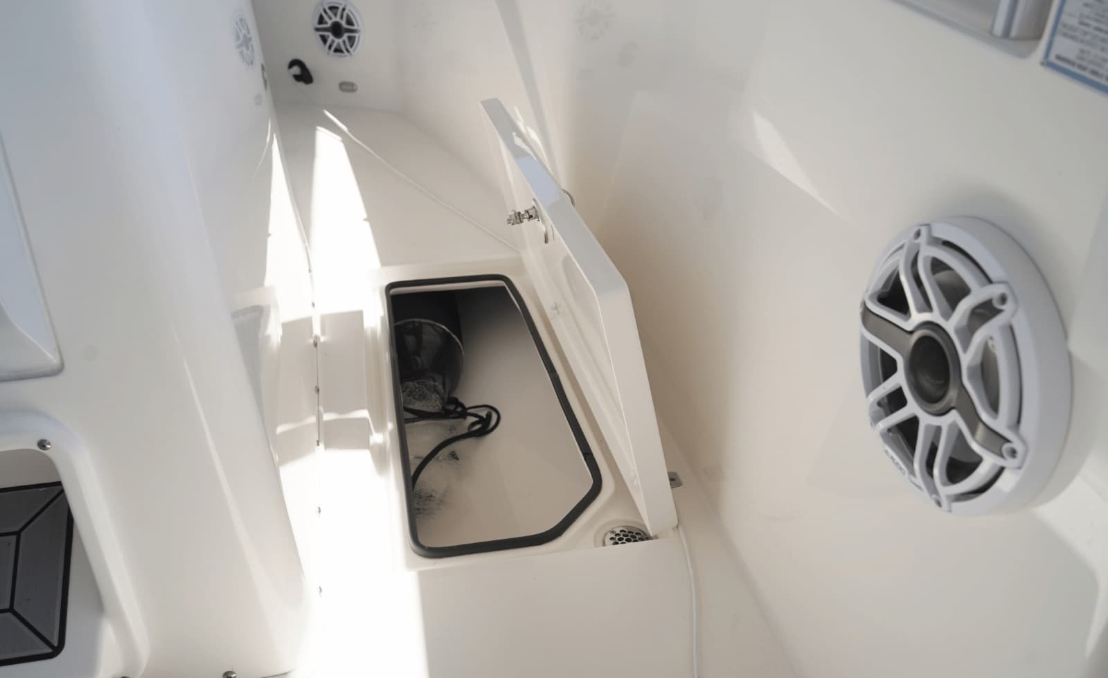 2023 Cobia 320CC - Photo 41