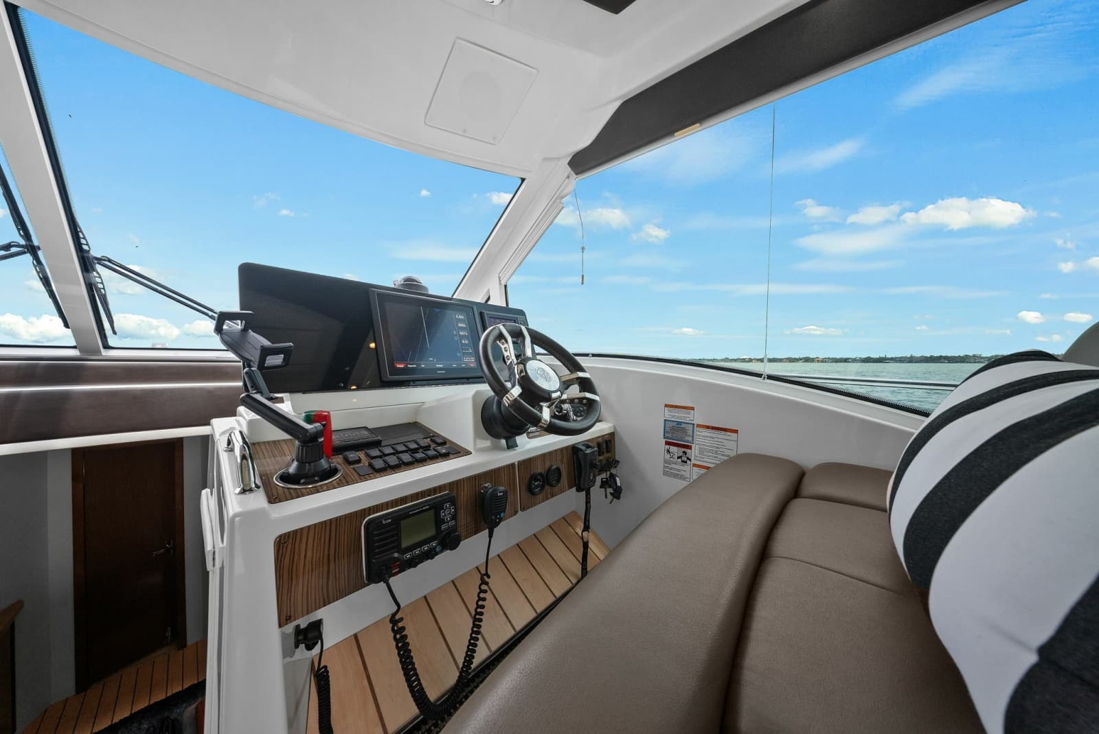 2014 Cruisers Yachts 48 Cantius - Photo 7