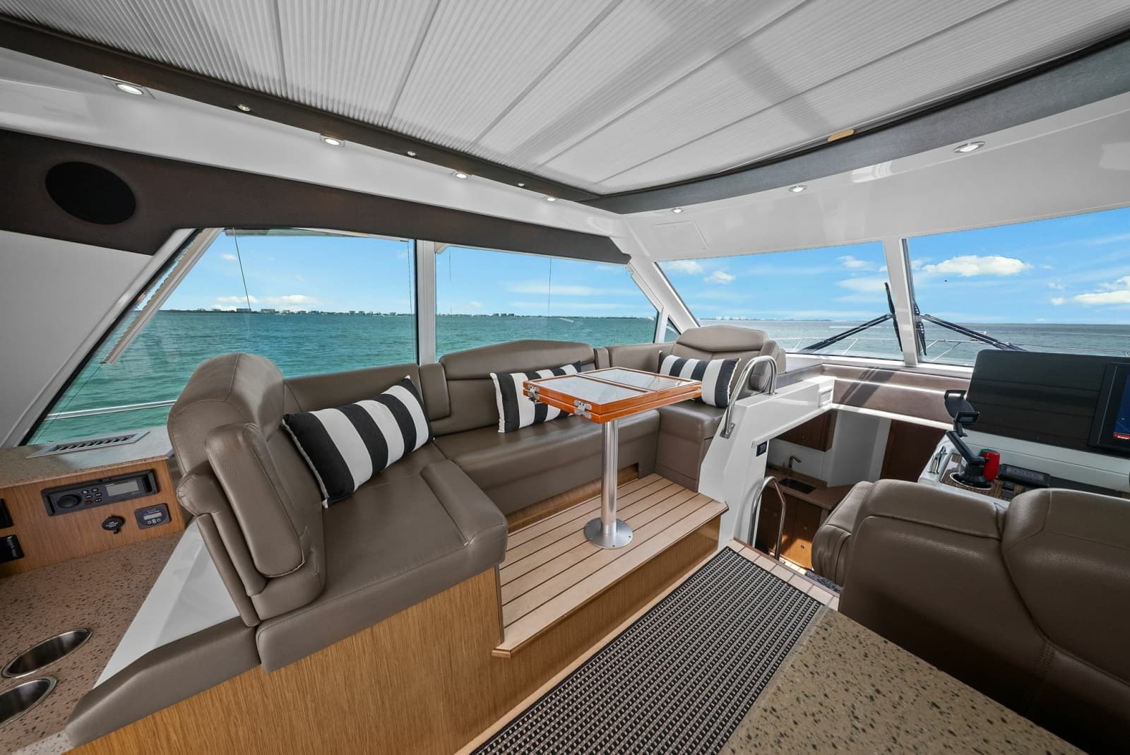 2014 Cruisers Yachts 48 Cantius - Photo 12