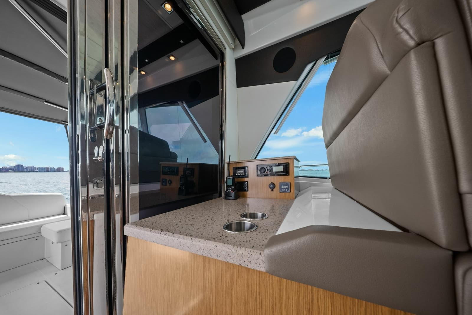2014 Cruisers Yachts 48 Cantius - Photo 15