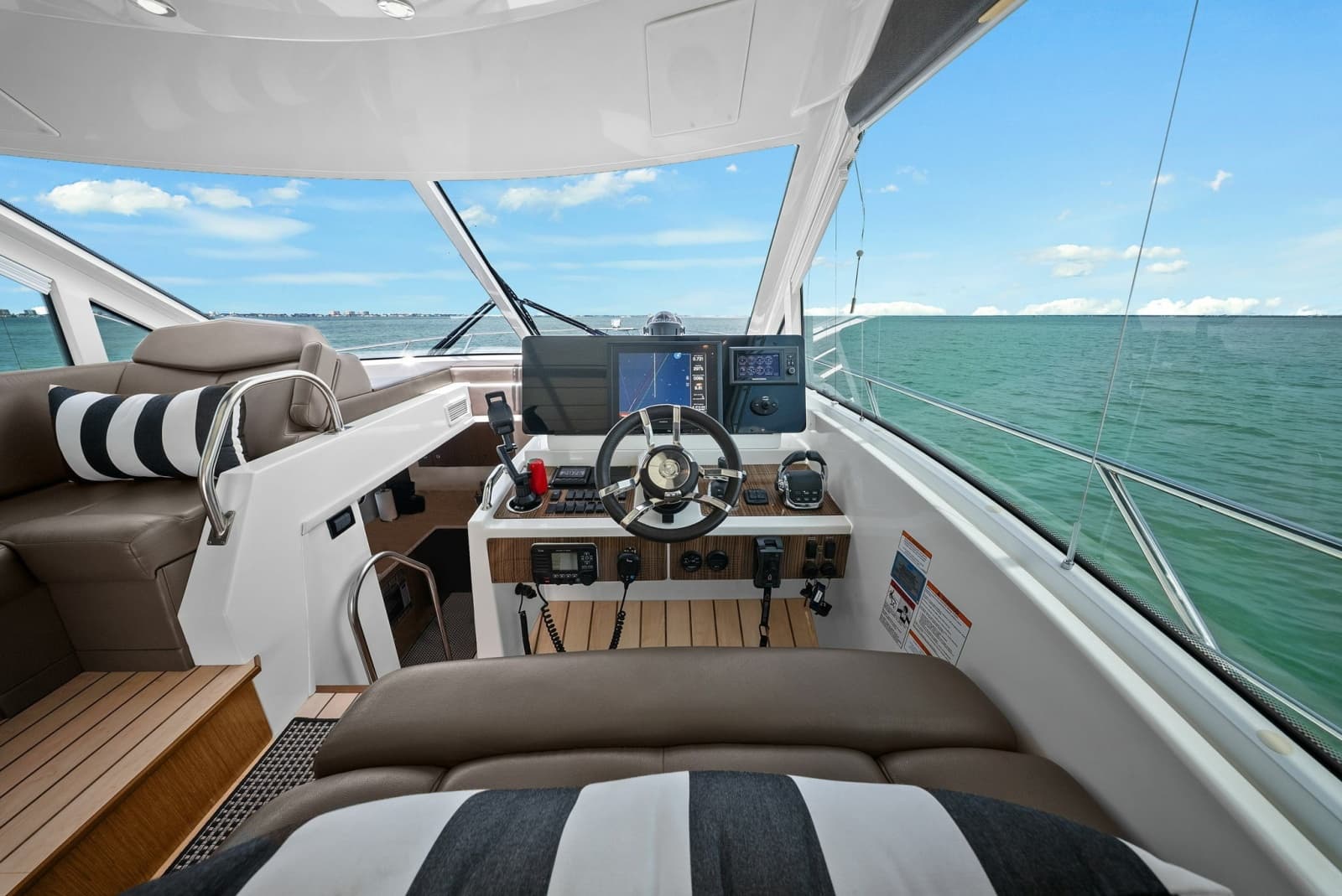 2014 Cruisers Yachts 48 Cantius - Photo 2