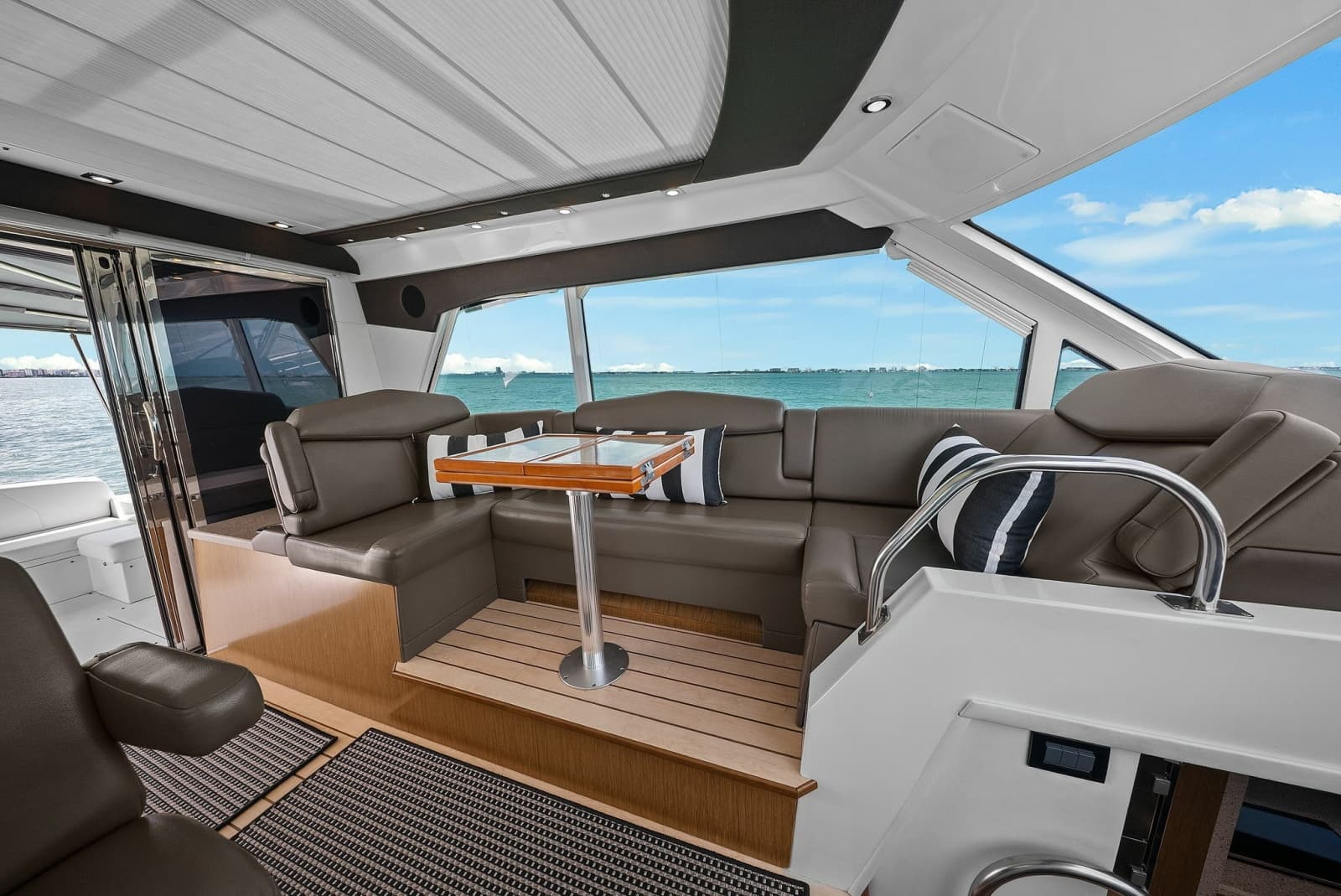 2014 Cruisers Yachts 48 Cantius - Photo 13