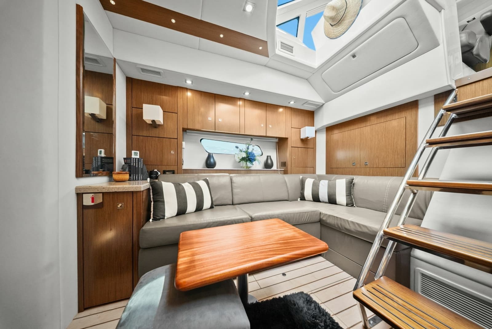2014 Cruisers Yachts 48 Cantius - Photo 19