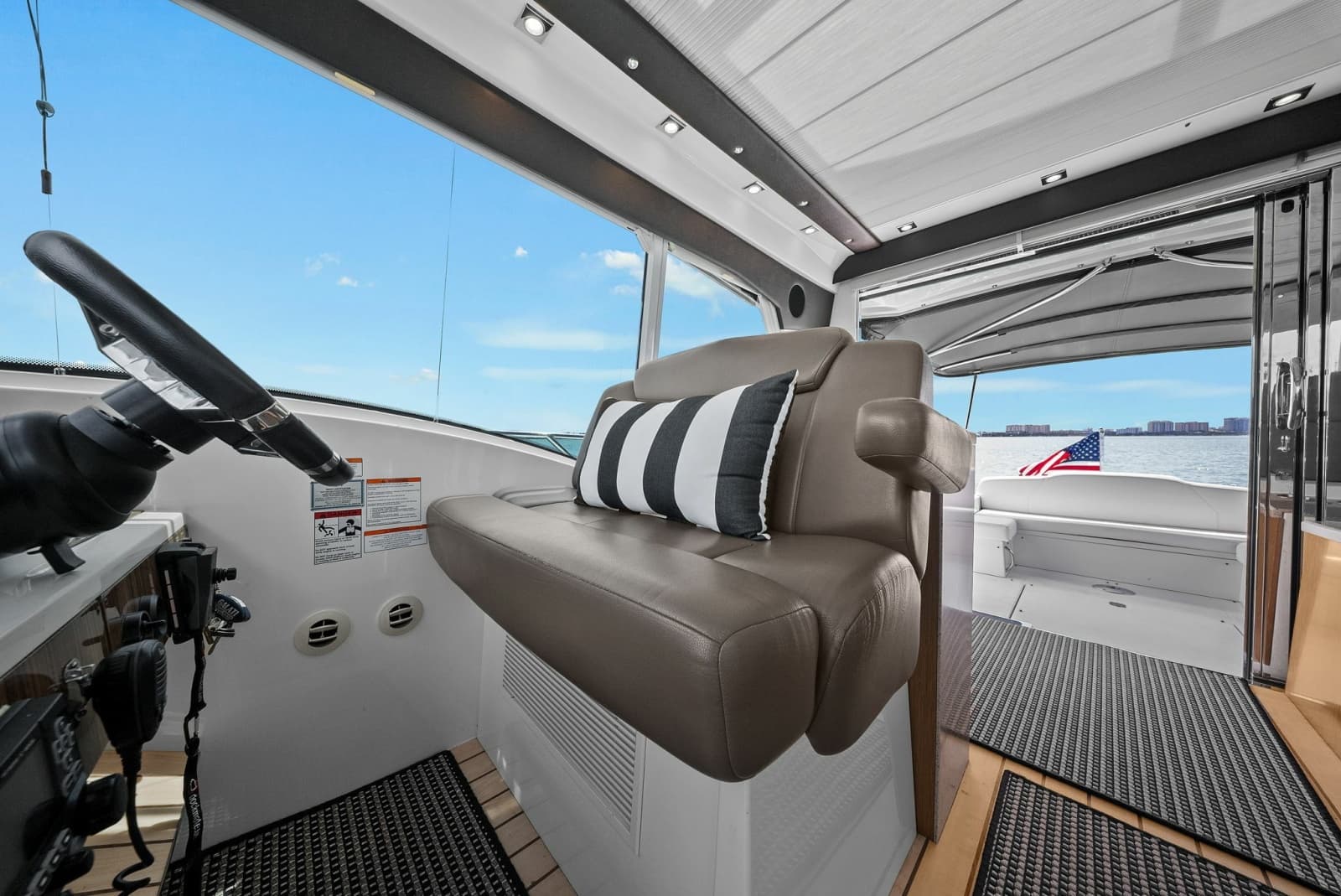 2014 Cruisers Yachts 48 Cantius - Photo 8