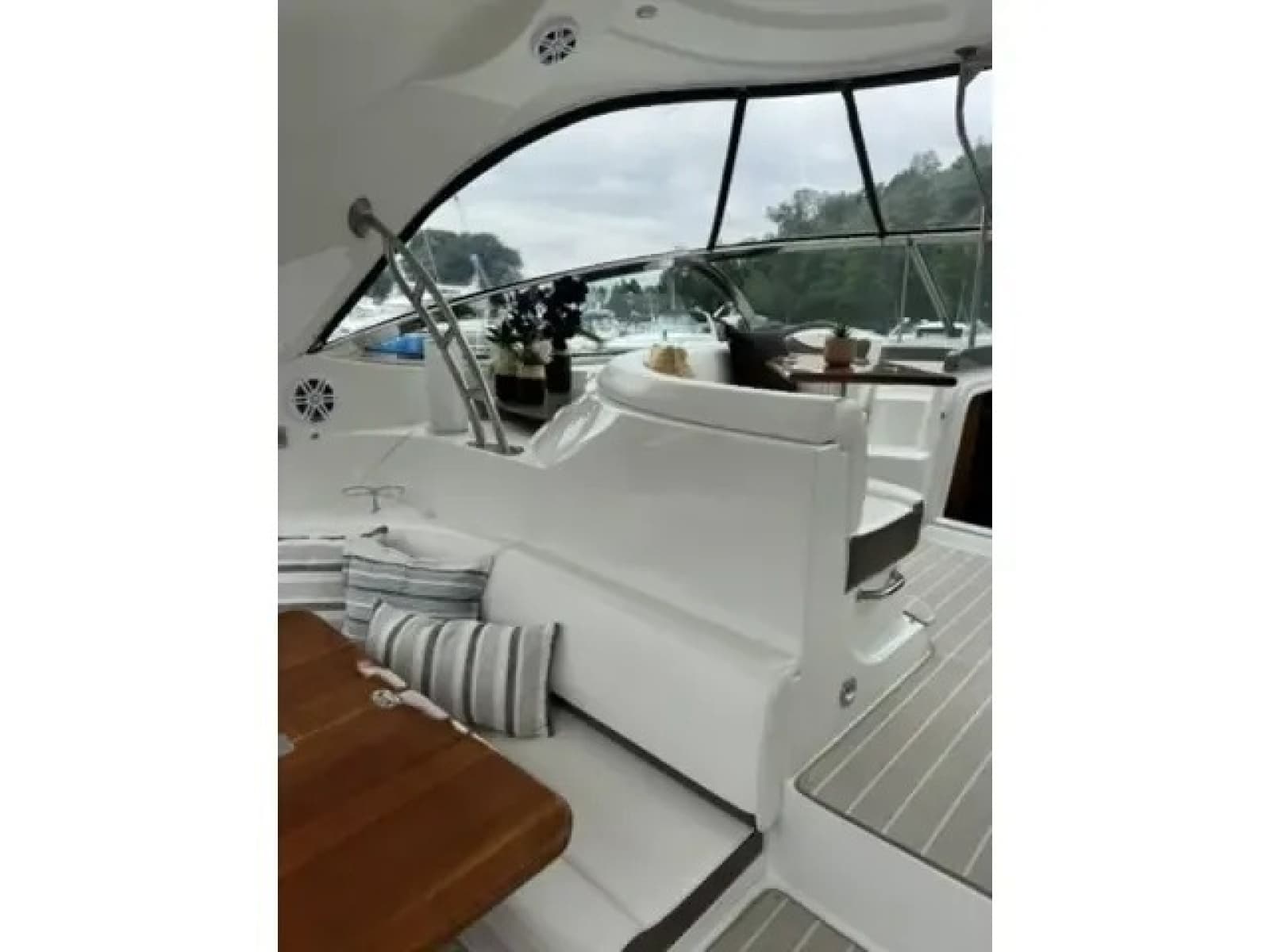 2008 Cruisers 460 Express - Photo 5