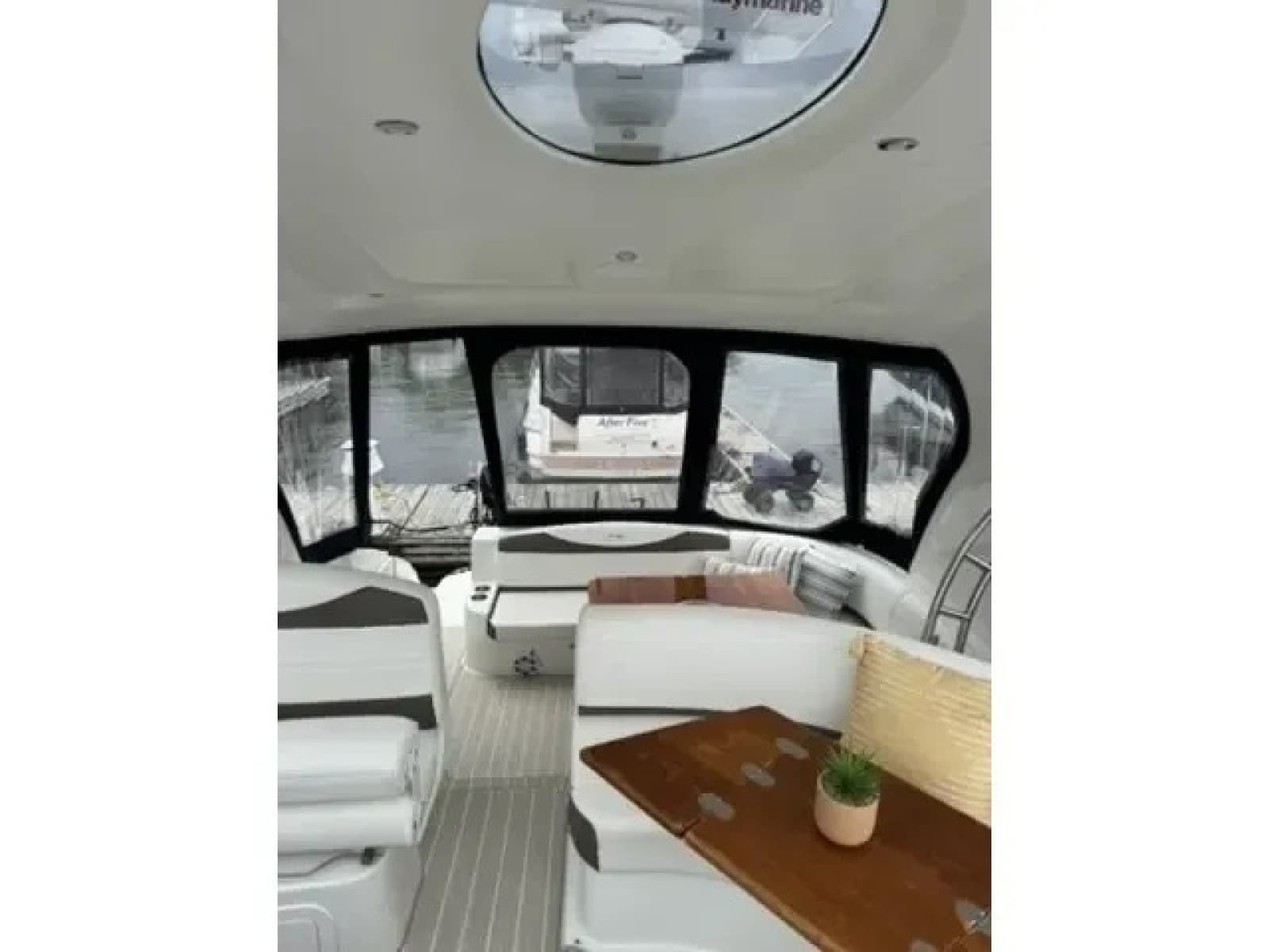 2008 Cruisers 460 Express - Photo 2