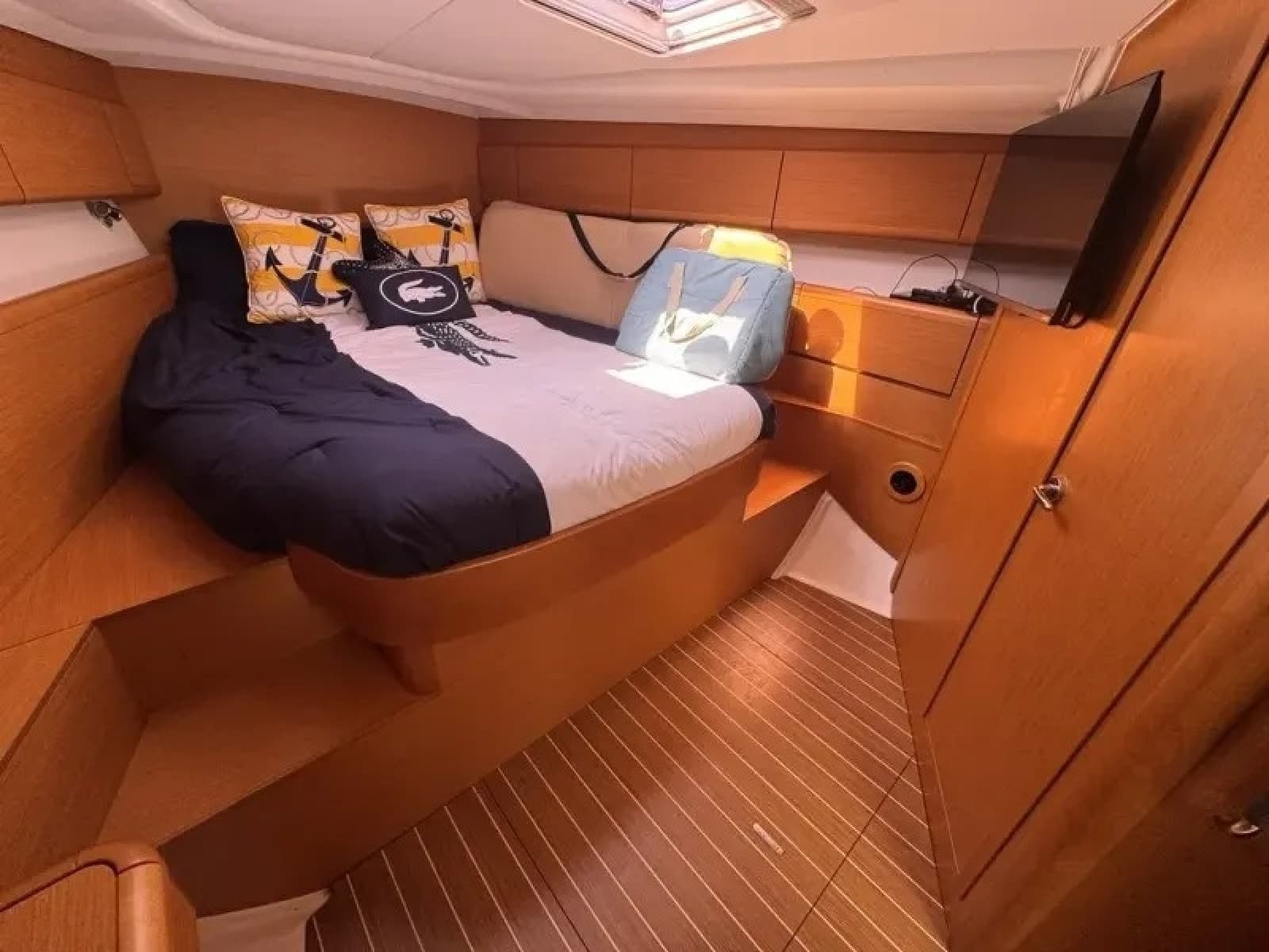2011 Jeanneau 50 Deck Saloon - Photo 22