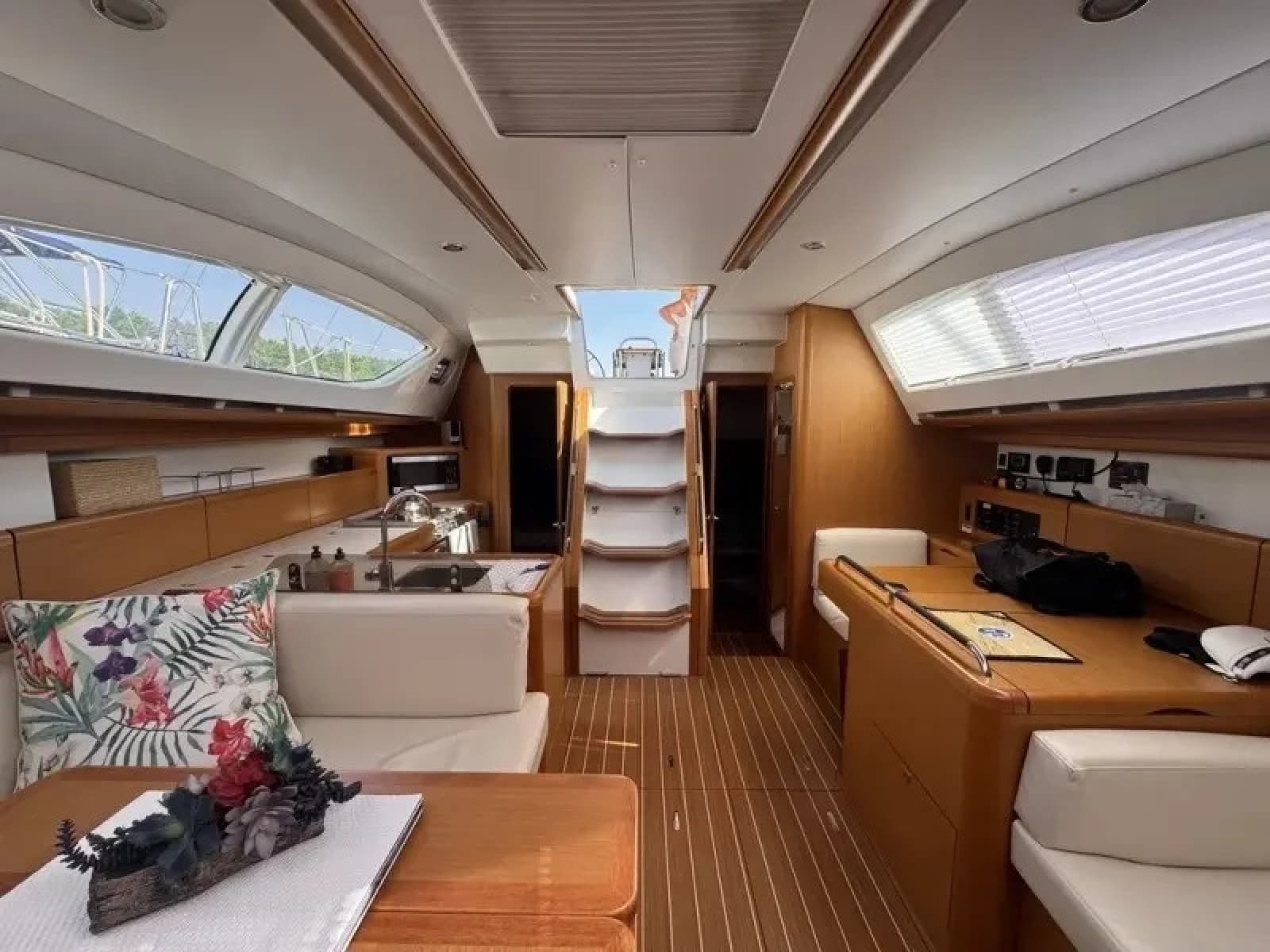 2011 Jeanneau 50 Deck Saloon - Photo 14