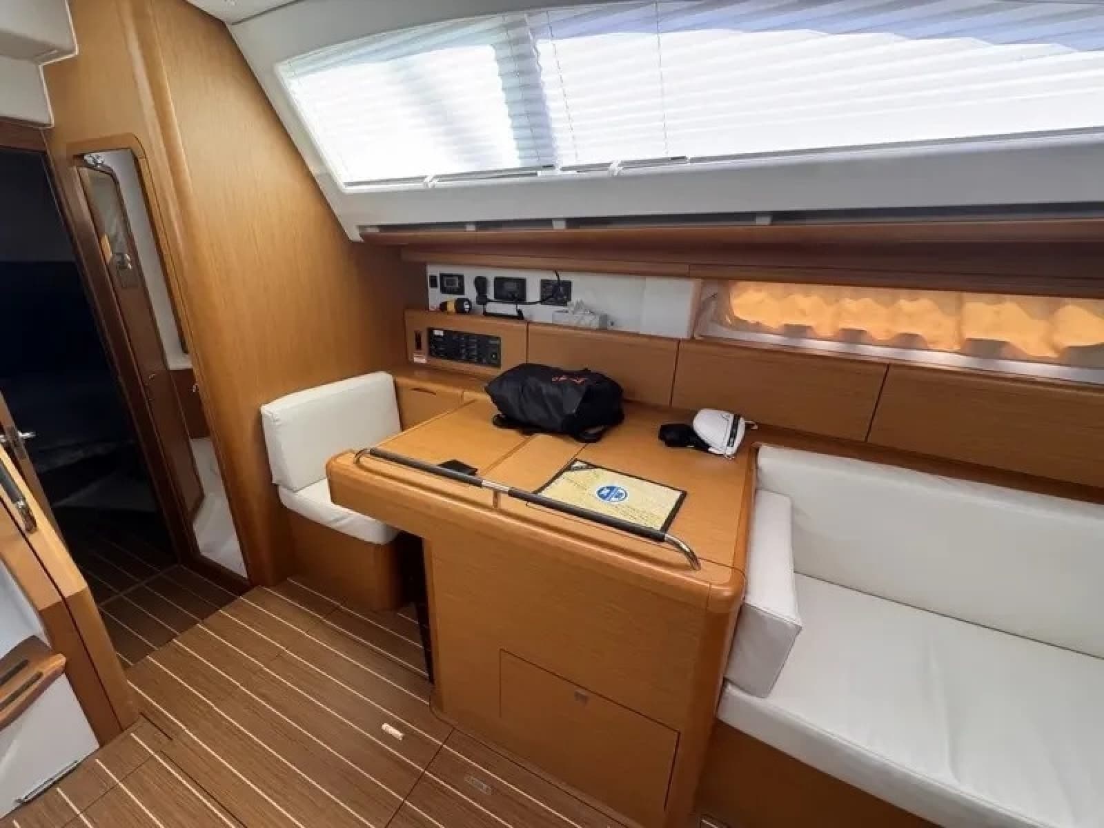 2011 Jeanneau 50 Deck Saloon - Photo 19