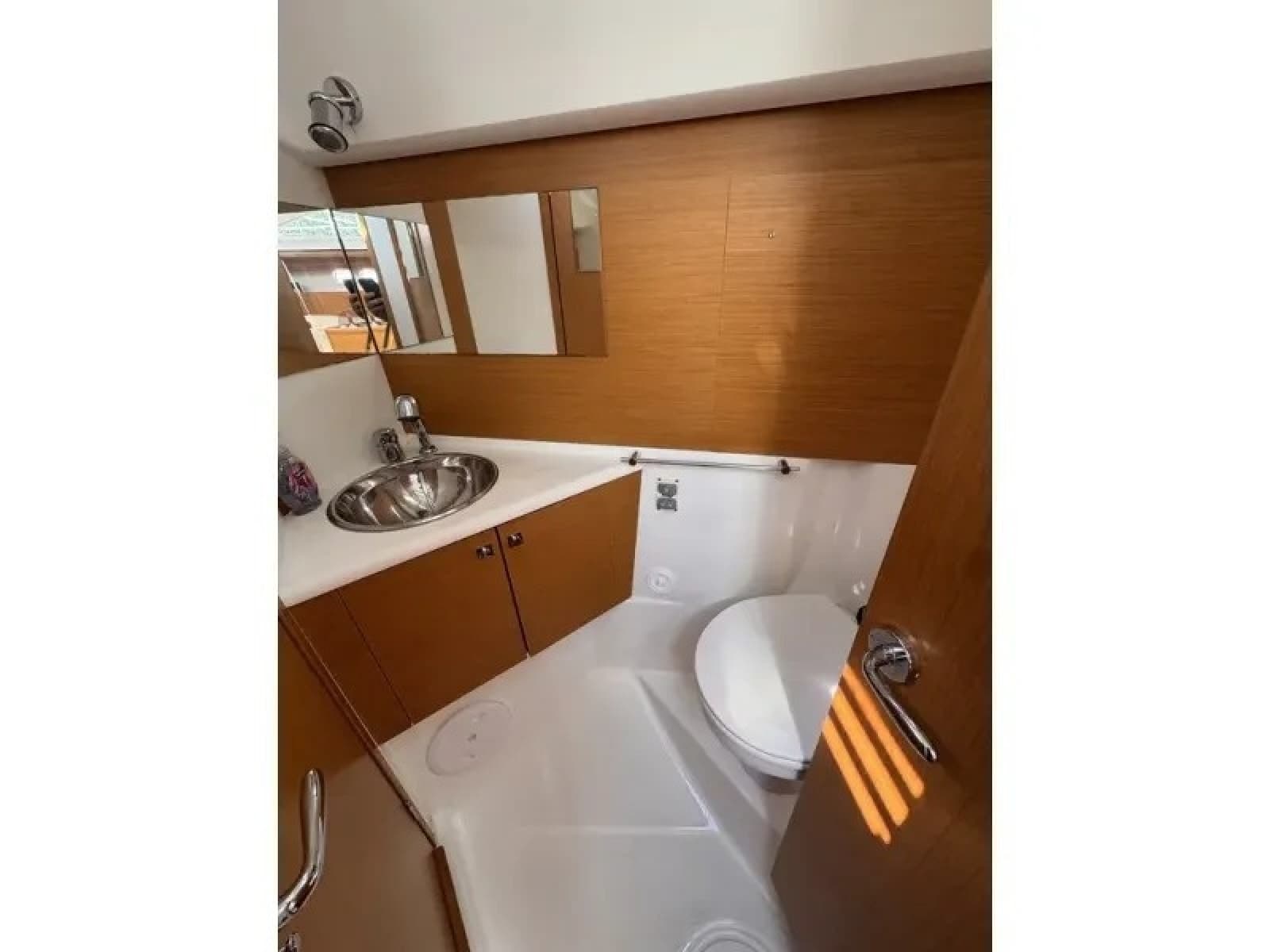 2011 Jeanneau 50 Deck Saloon - Photo 21