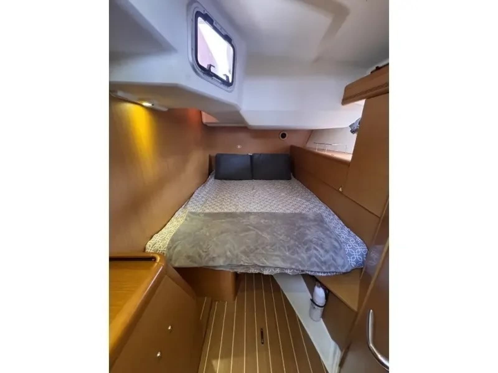 2011 Jeanneau 50 Deck Saloon - Photo 23
