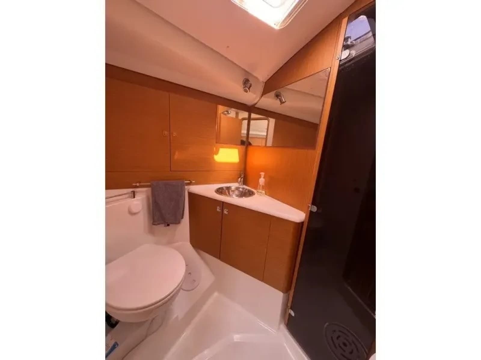 2011 Jeanneau 50 Deck Saloon - Photo 20