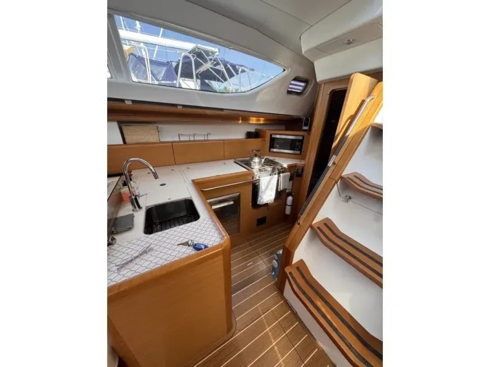 2011 Jeanneau 50 Deck Saloon - Photo 18