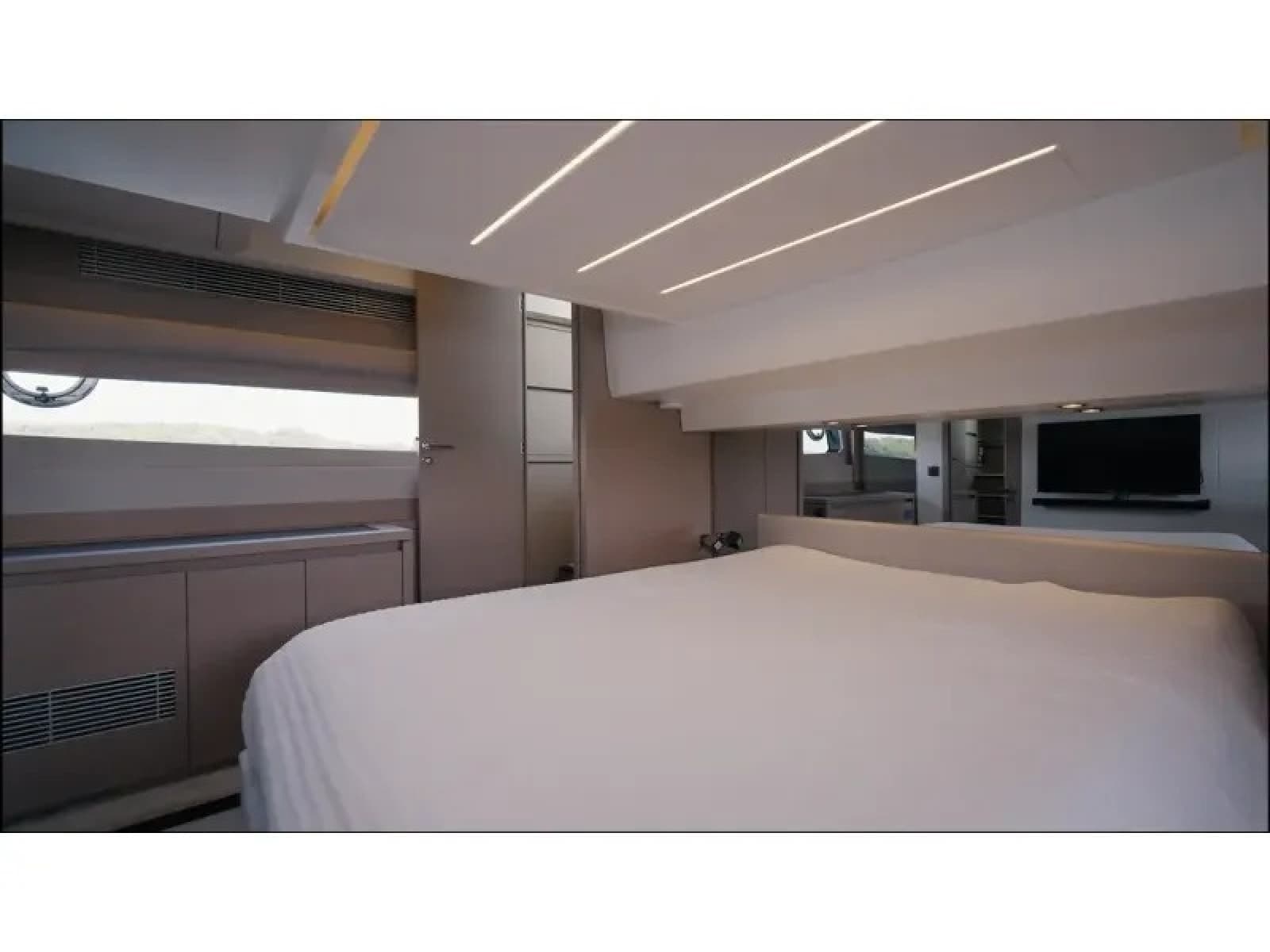 2018 Present Yachts 520S - Photo 25