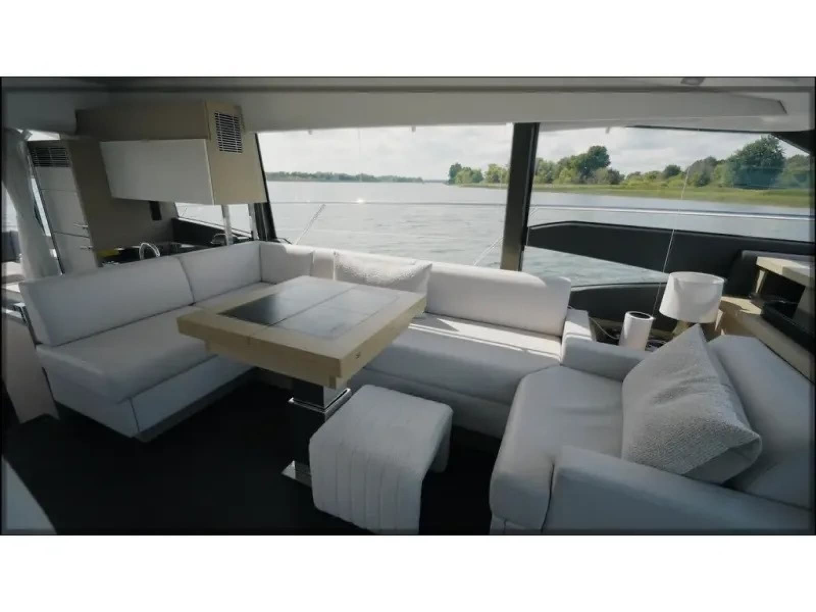 2018 Present Yachts 520S - Photo 22