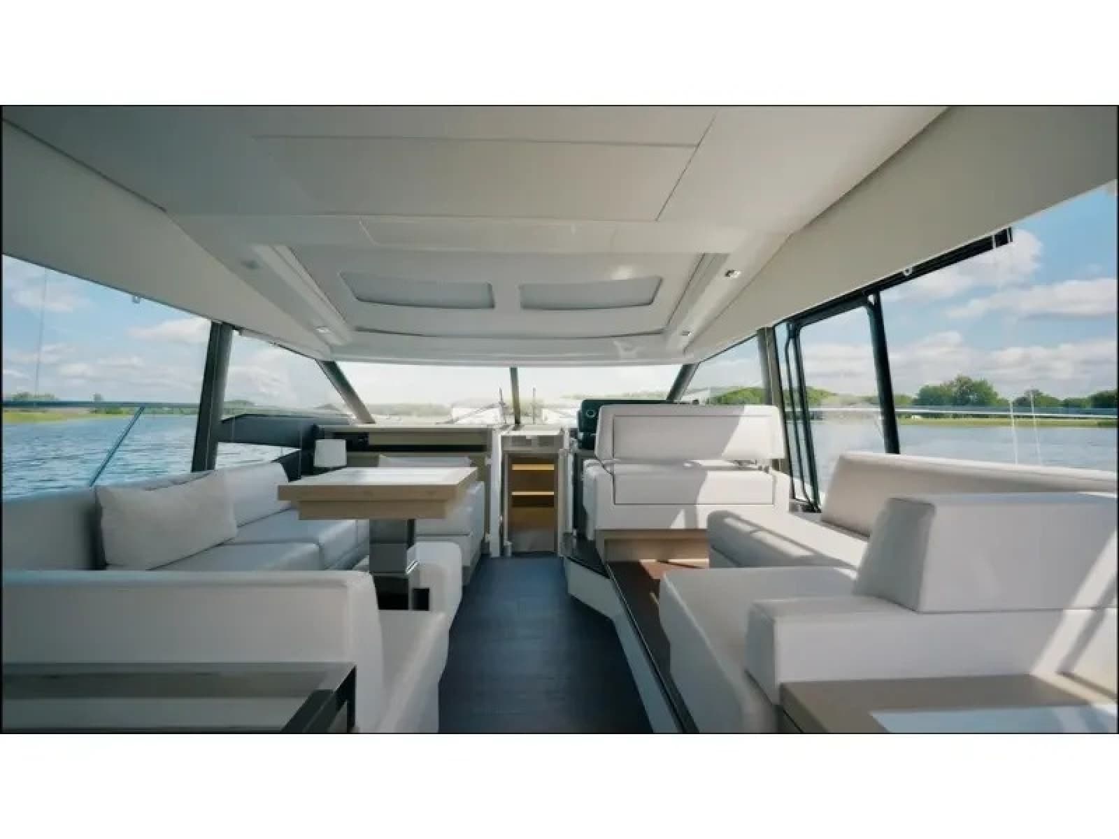 2018 Present Yachts 520S - Photo 19