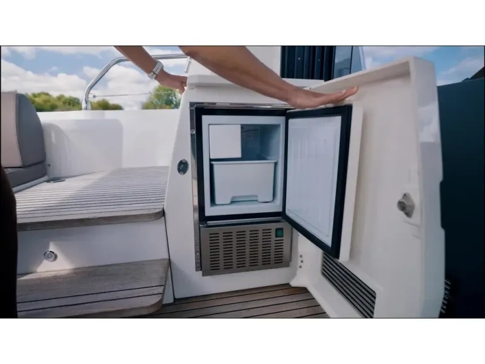 2018 Present Yachts 520S - Photo 16