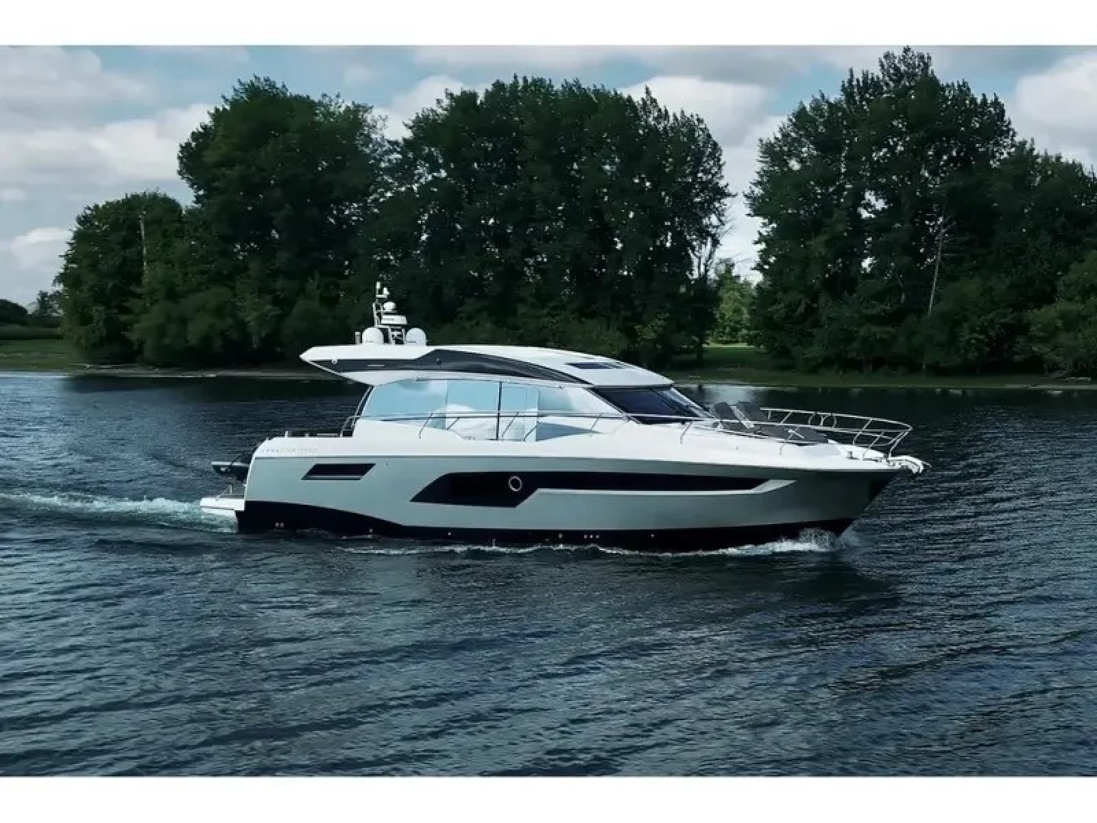 2018 Present Yachts 520S - Photo 3