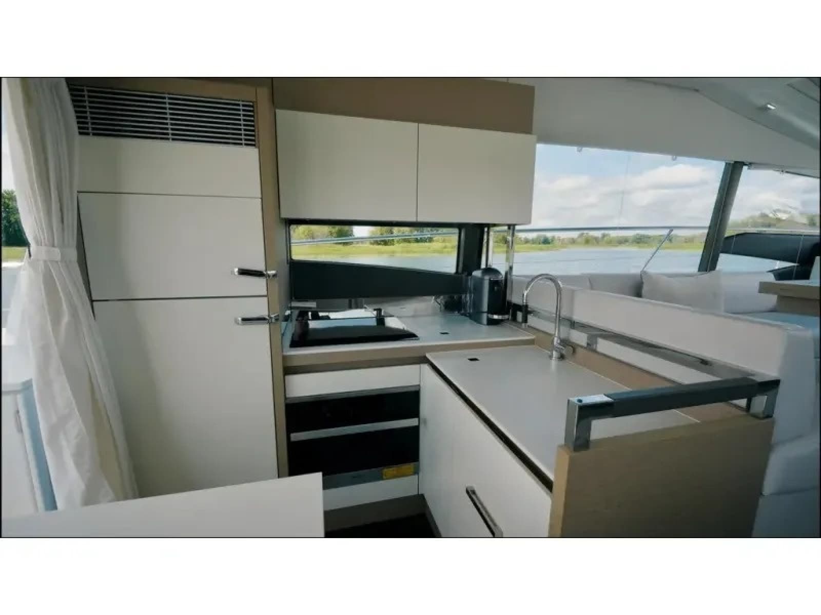 2018 Present Yachts 520S - Photo 18