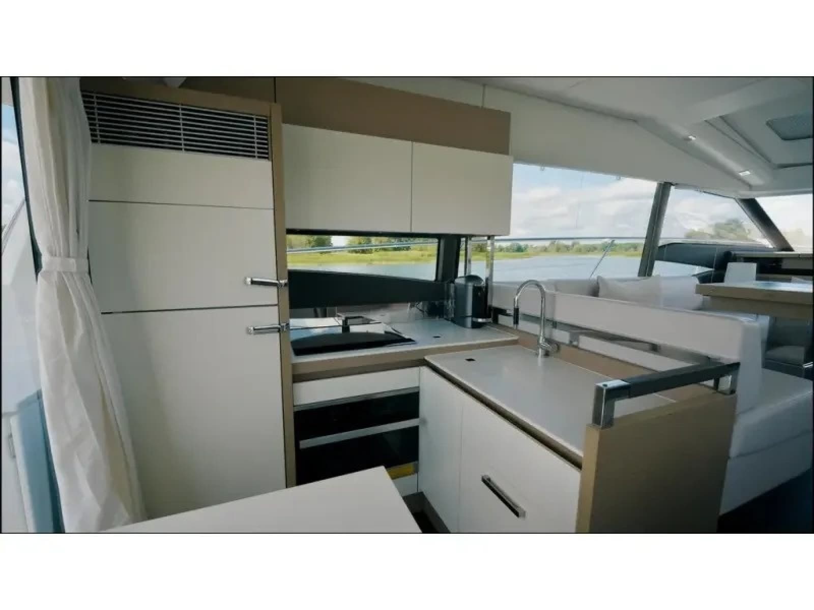 2018 Present Yachts 520S - Photo 17