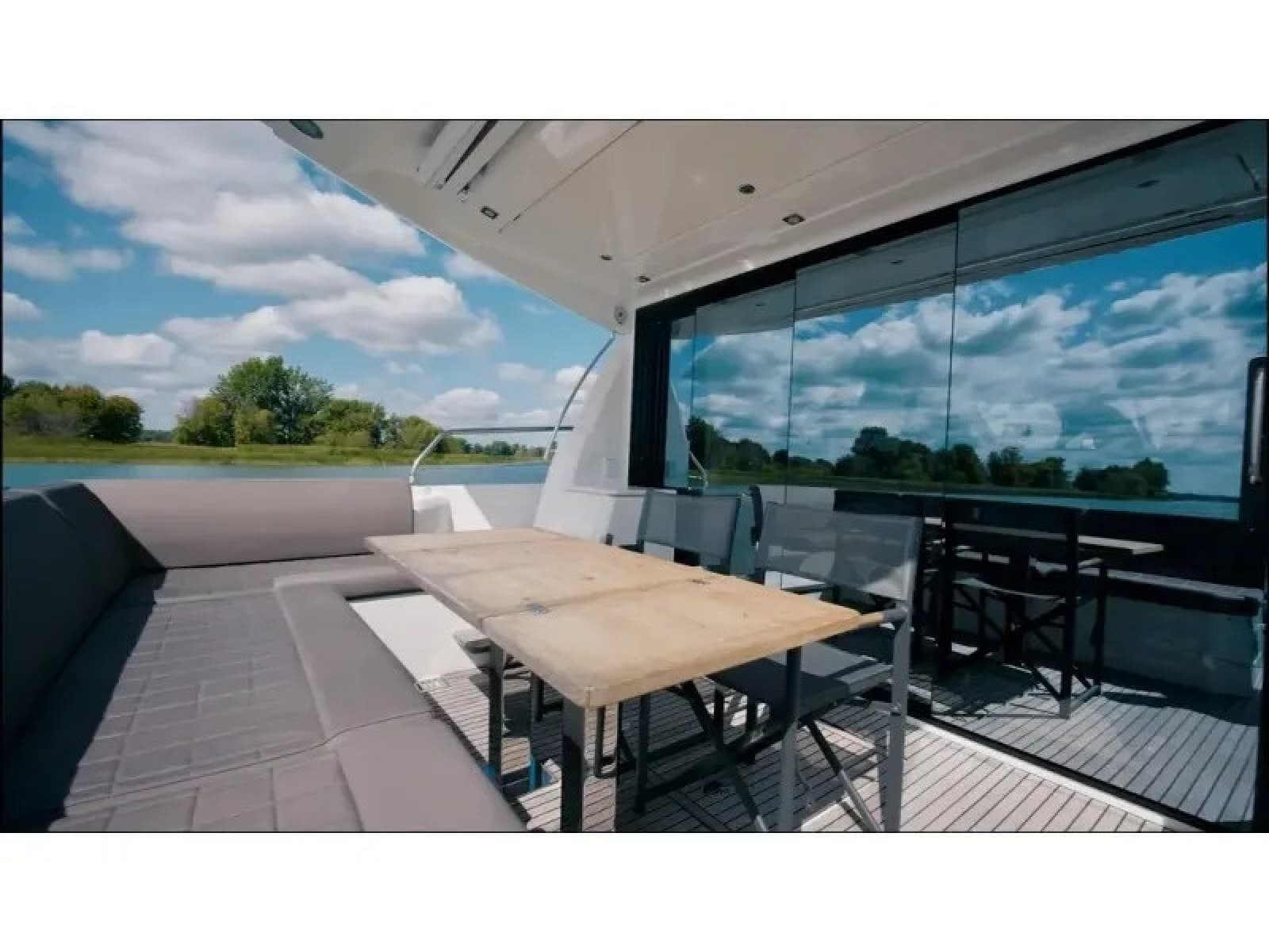 2018 Present Yachts 520S - Photo 11