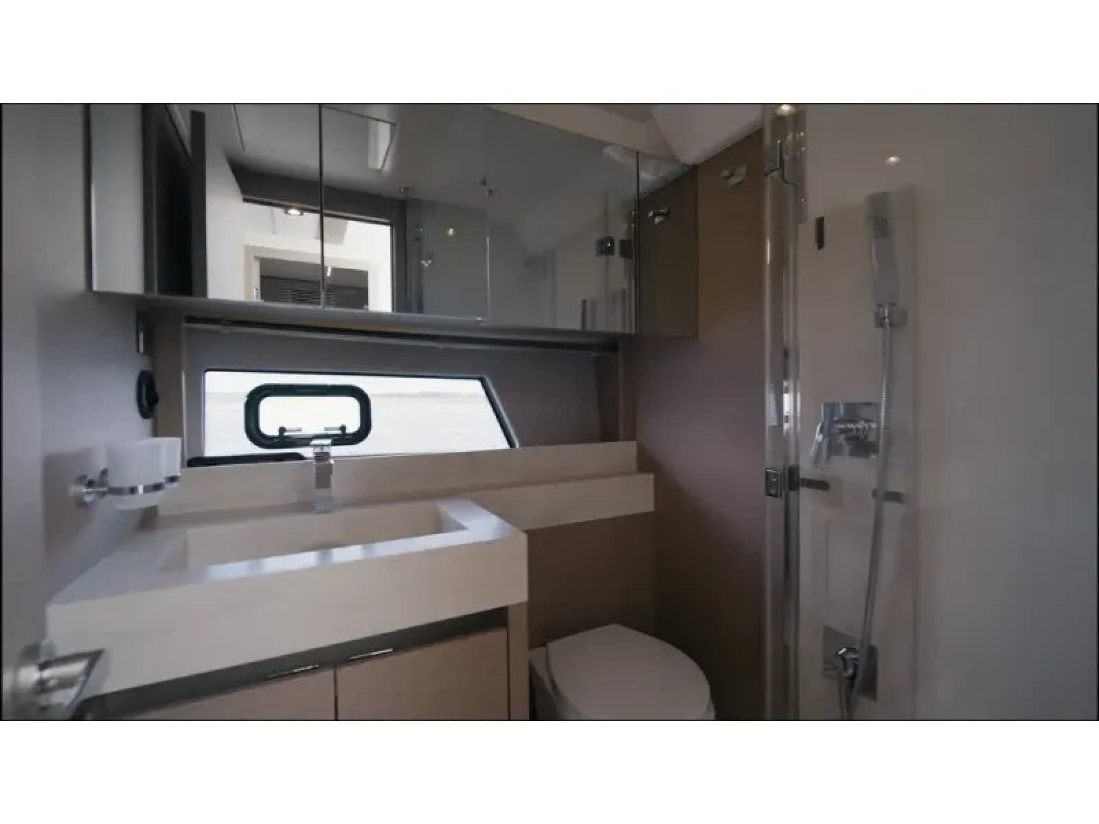 2018 Present Yachts 520S - Photo 33