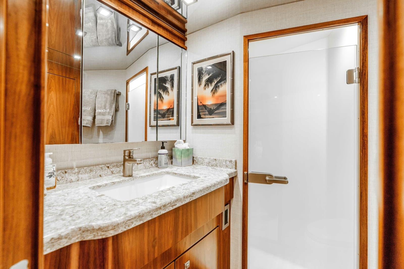 2018 Viking 72 Convertible - Photo 17