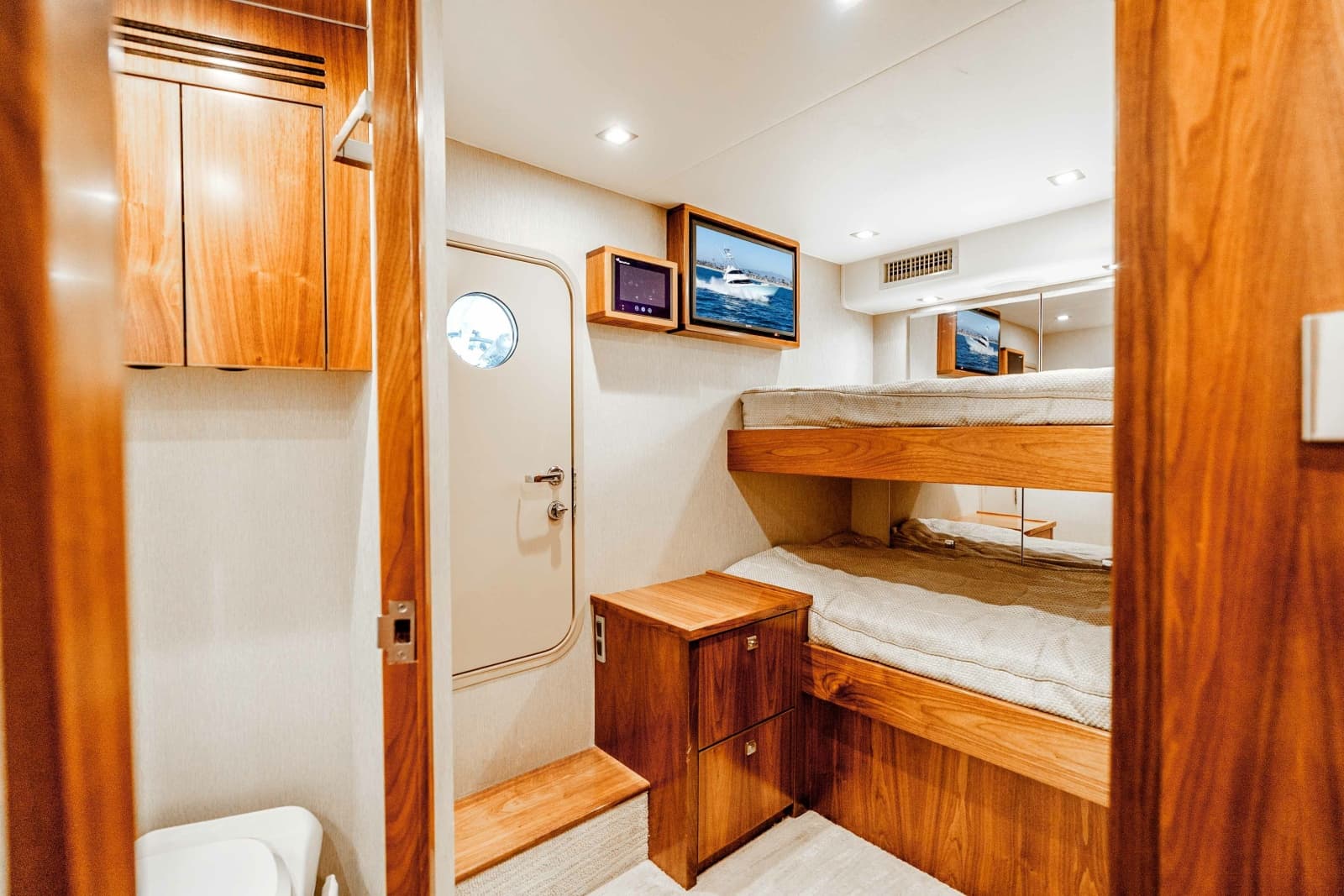 2018 Viking 72 Convertible - Photo 24
