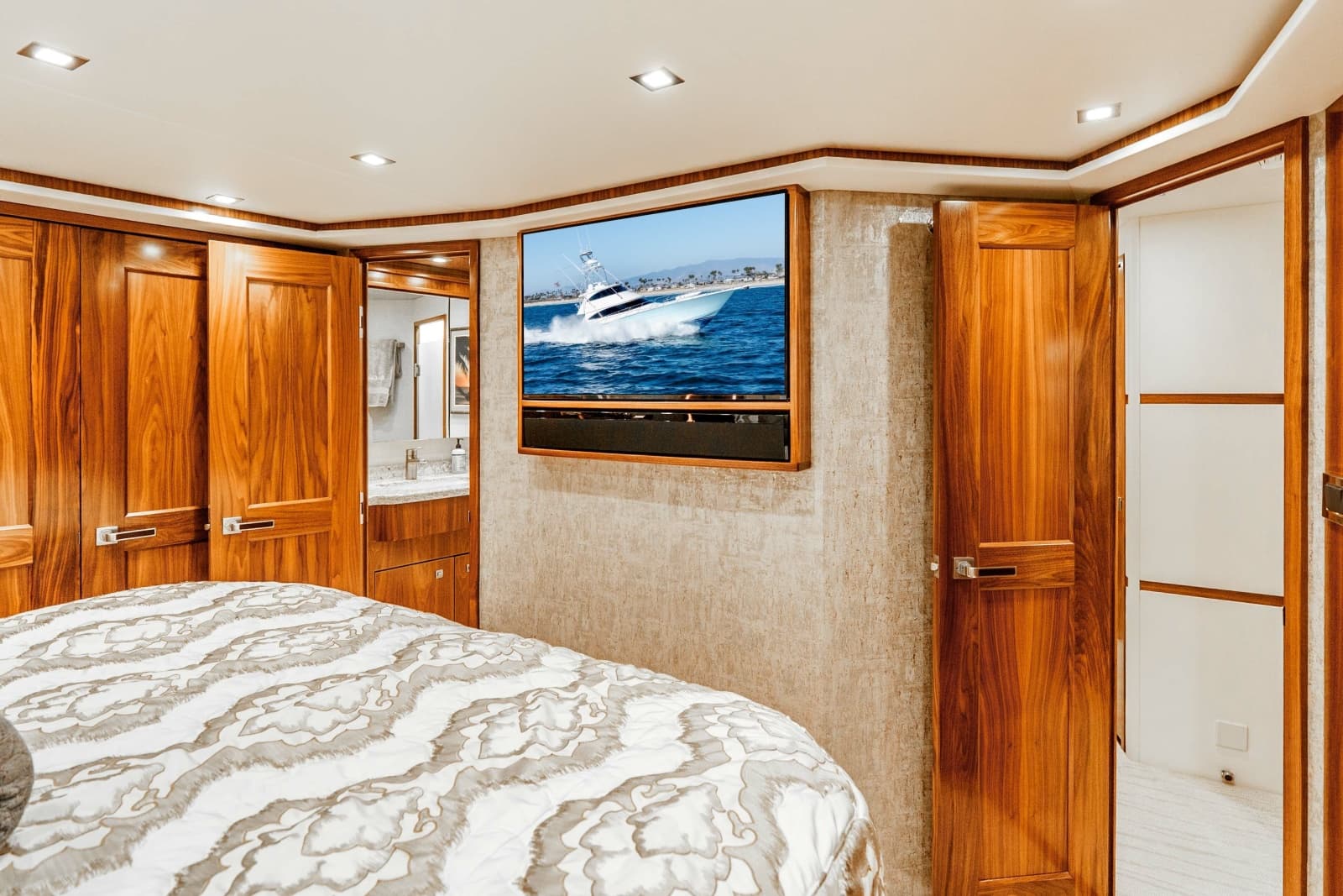 2018 Viking 72 Convertible - Photo 16
