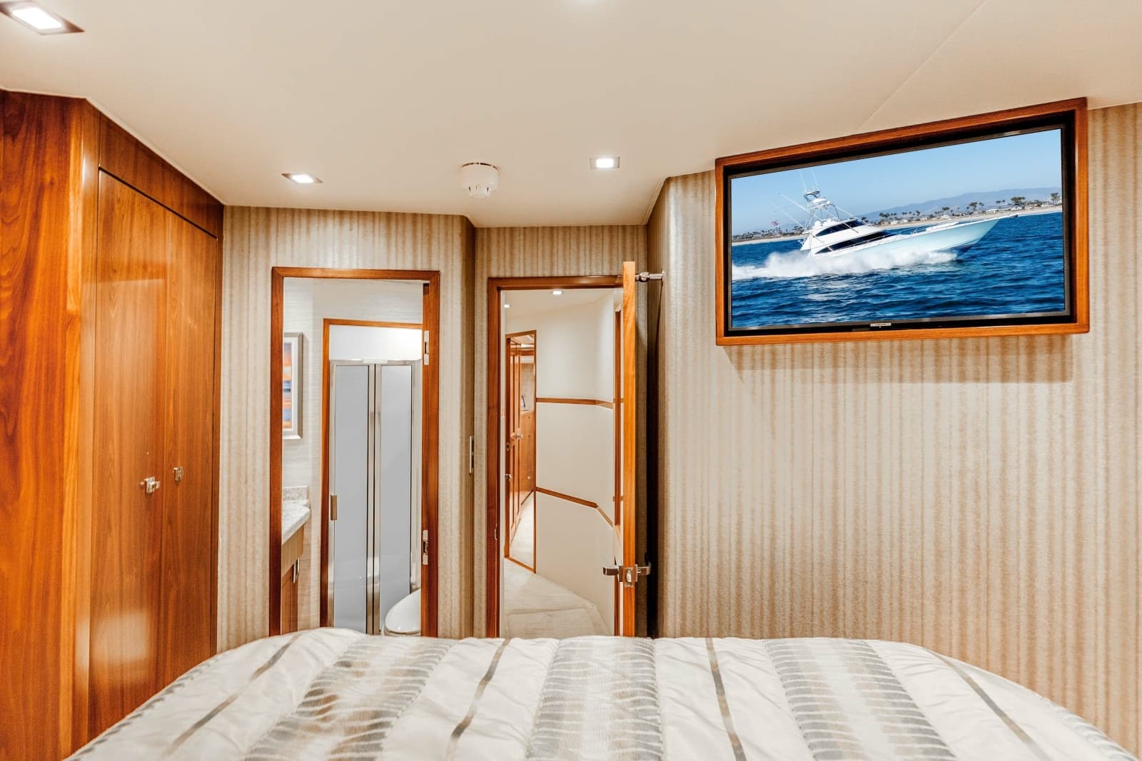 2018 Viking 72 Convertible - Photo 19