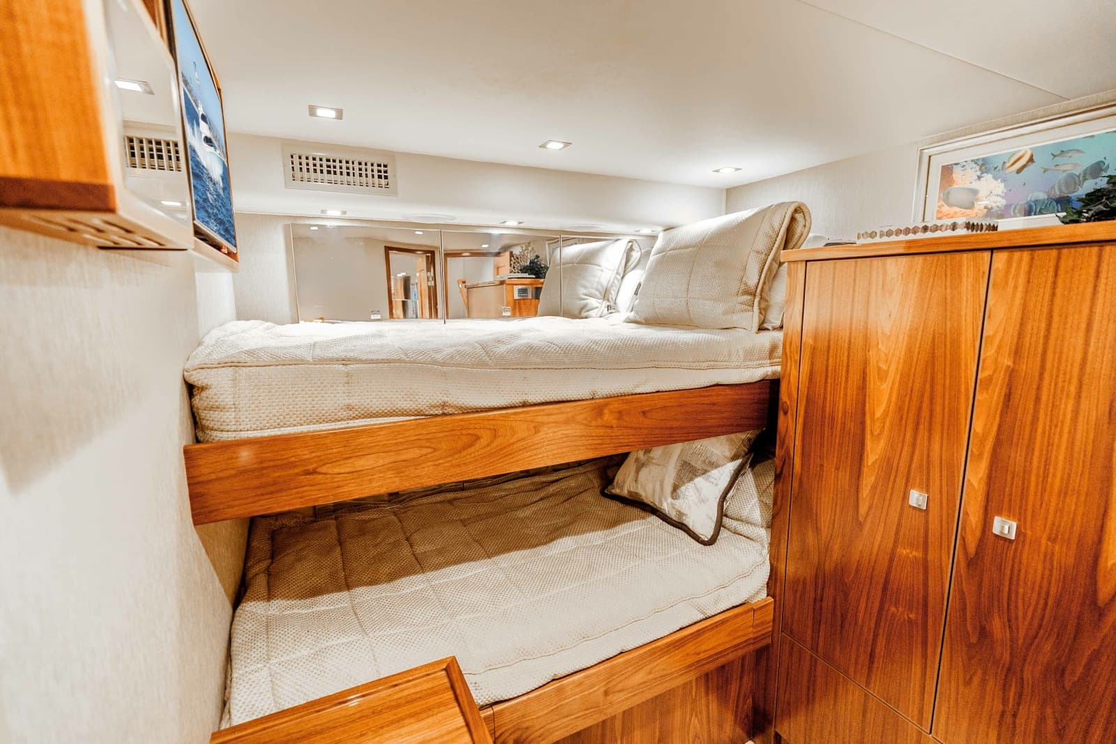 2018 Viking 72 Convertible - Photo 25