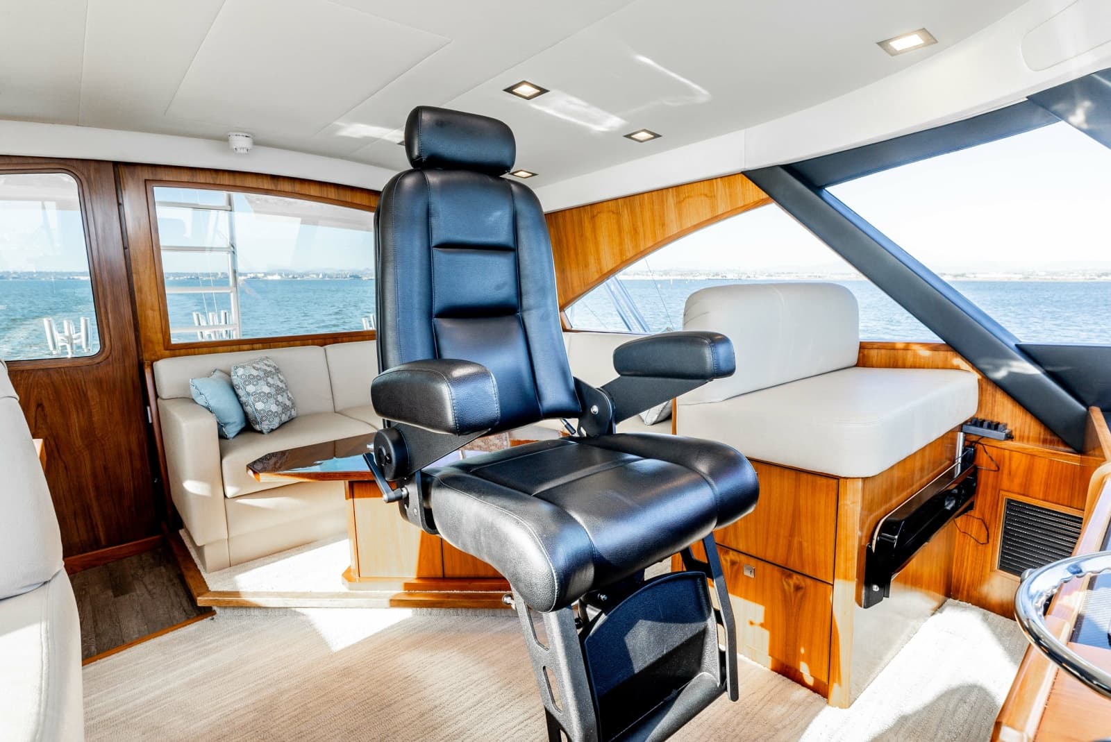 2018 Viking 72 Convertible - Photo 32