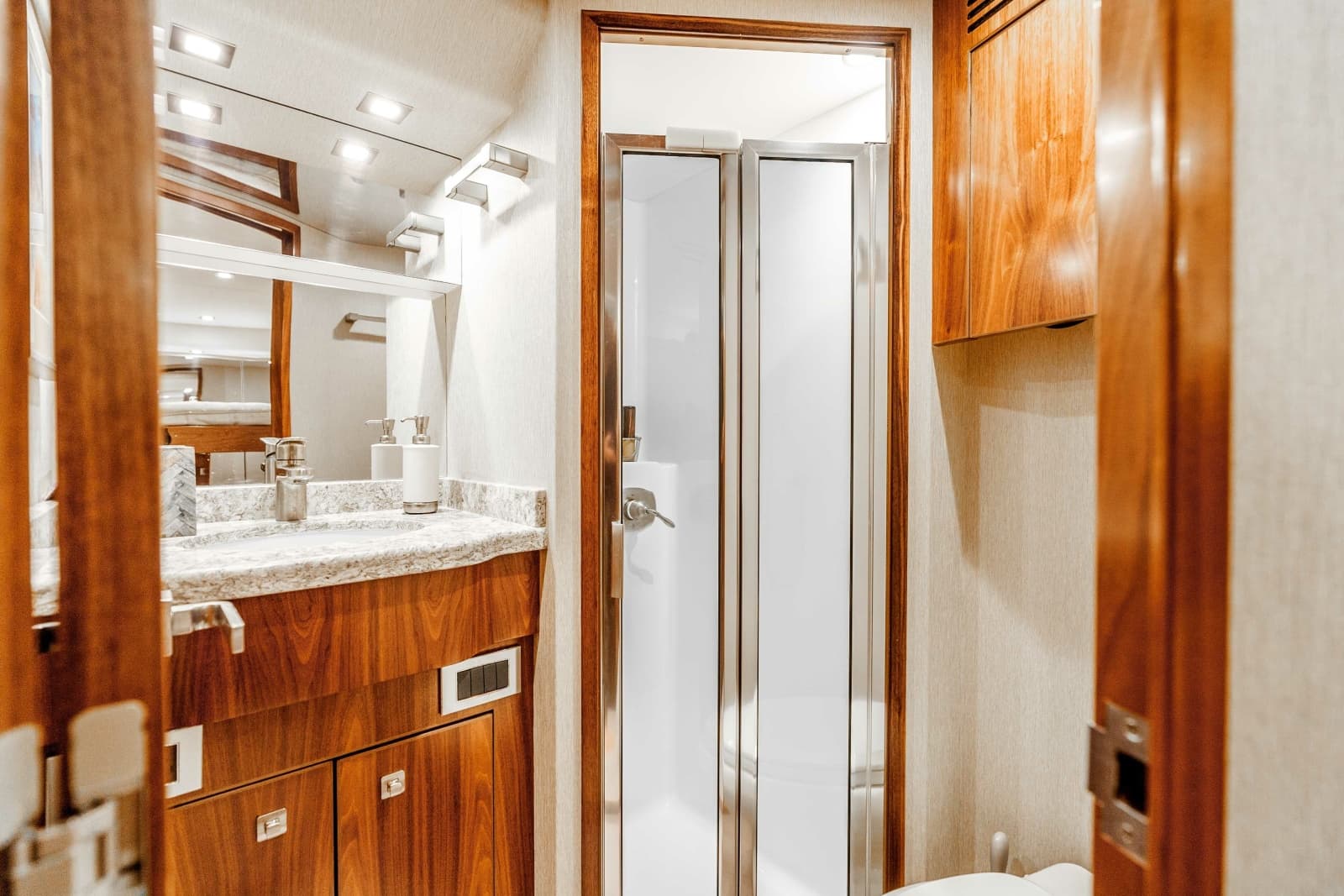 2018 Viking 72 Convertible - Photo 26