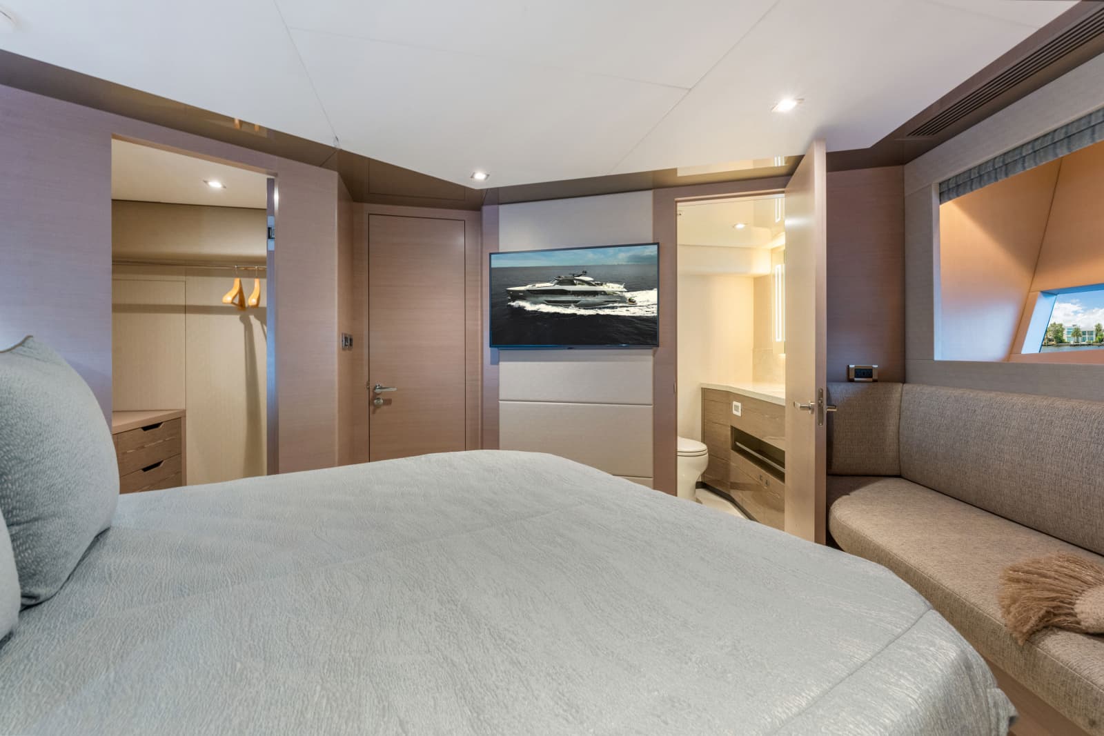 2023 Ocean Alexander 27R - Photo 11