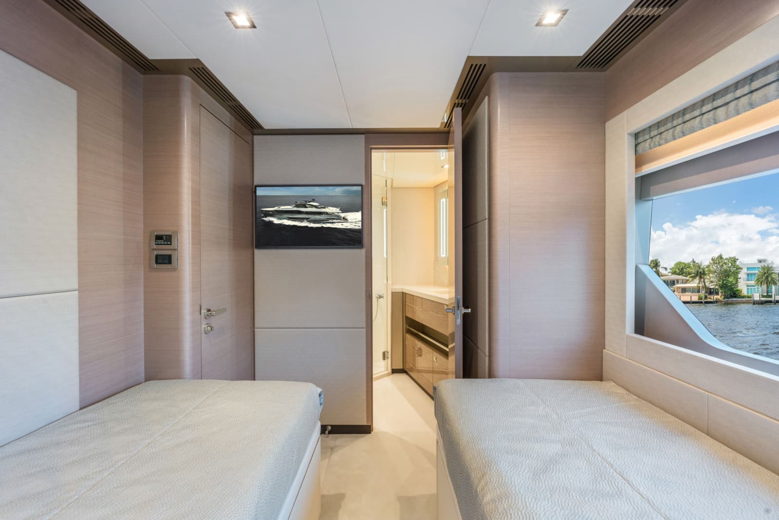 2023 Ocean Alexander 27R - Photo 15
