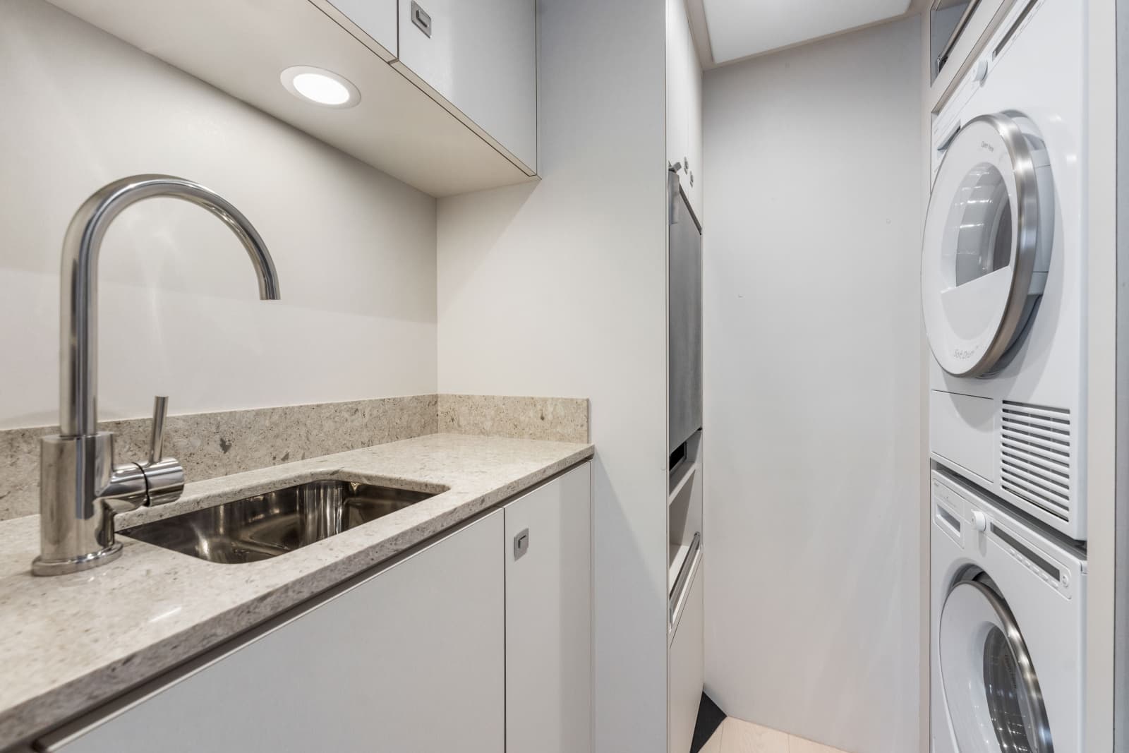 2023 Ocean Alexander 27R - Photo 29