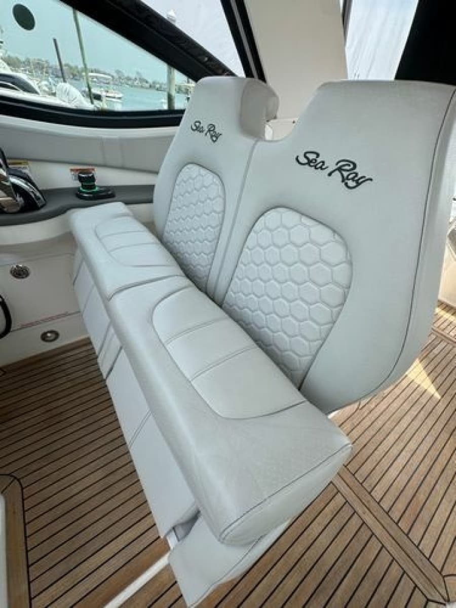 2021 Sea Ray Sundancer 320 Outboard - Photo 15