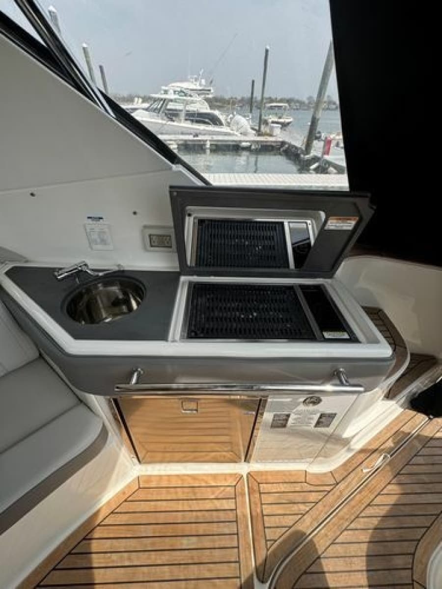2021 Sea Ray Sundancer 320 Outboard - Photo 9