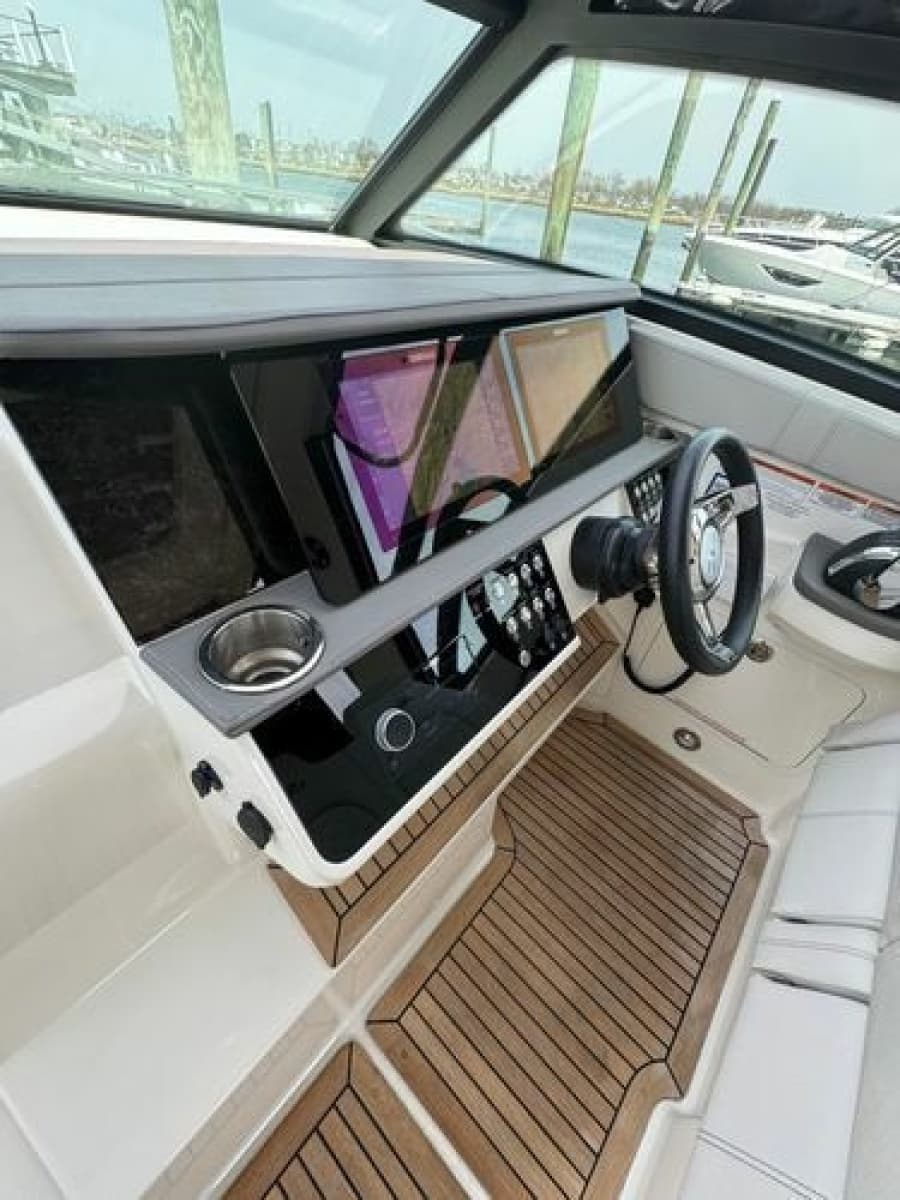 2021 Sea Ray Sundancer 320 Outboard - Photo 17