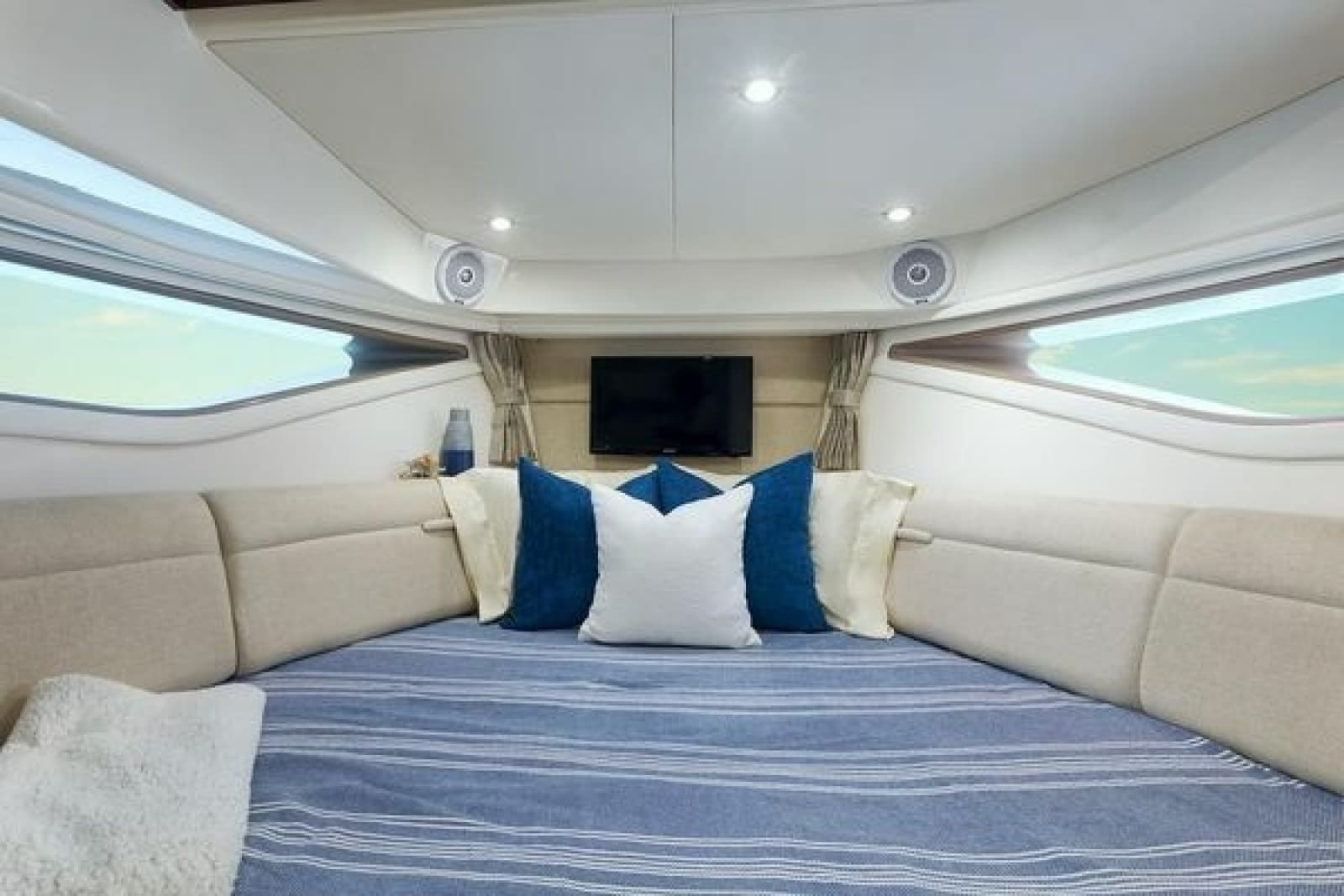 2021 Sea Ray Sundancer 320 Outboard - Photo 30