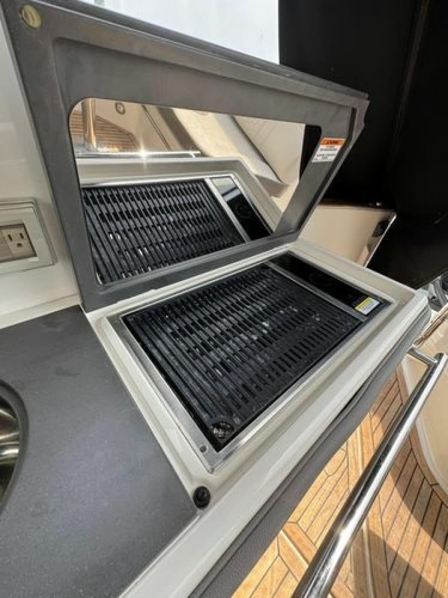 2021 Sea Ray Sundancer 320 Outboard - Photo 10