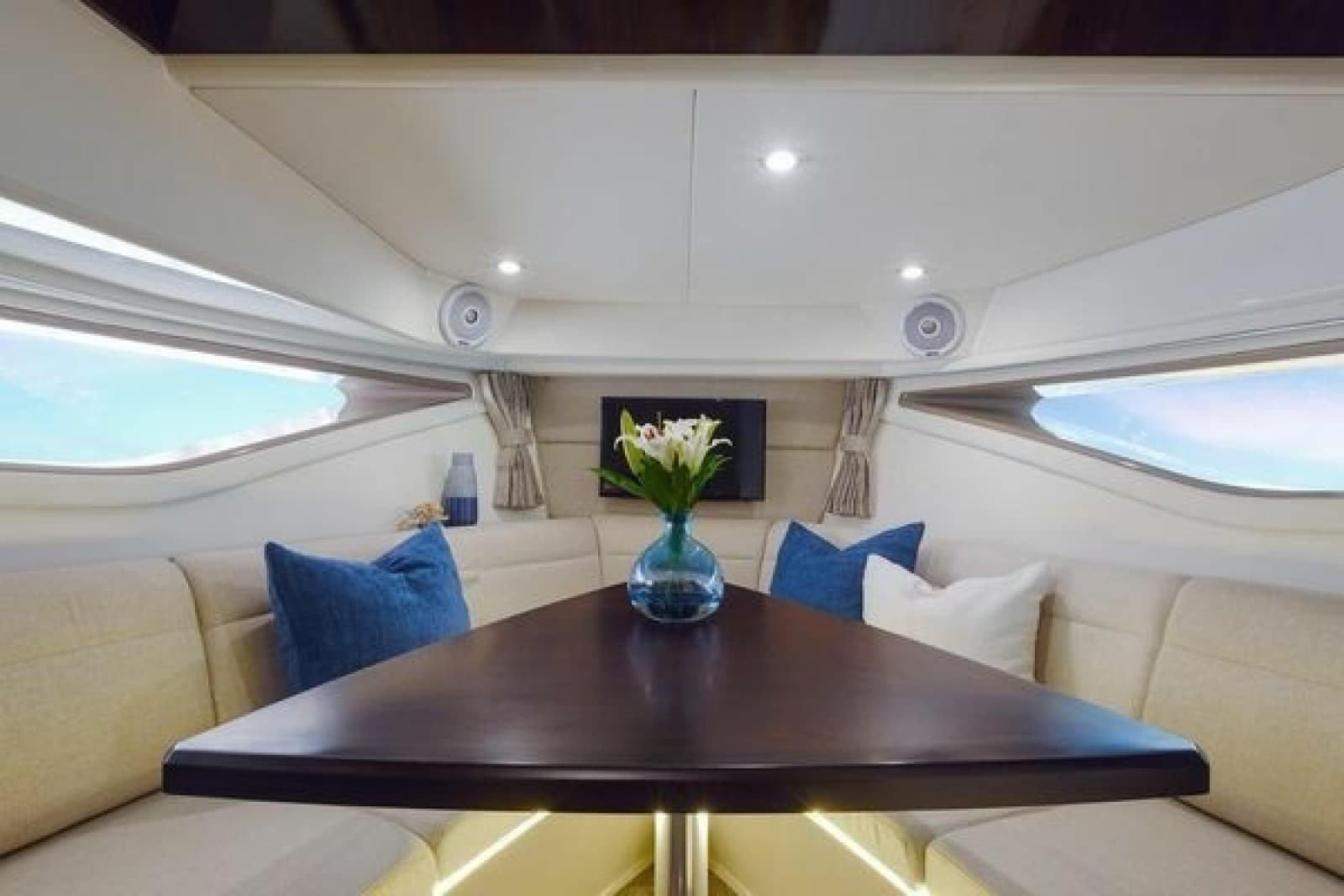 2021 Sea Ray Sundancer 320 Outboard - Photo 29
