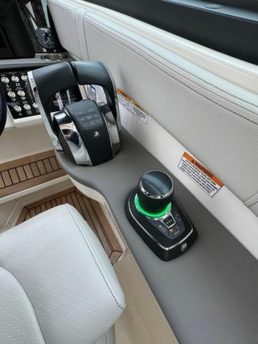 2021 Sea Ray Sundancer 320 Outboard - Photo 20
