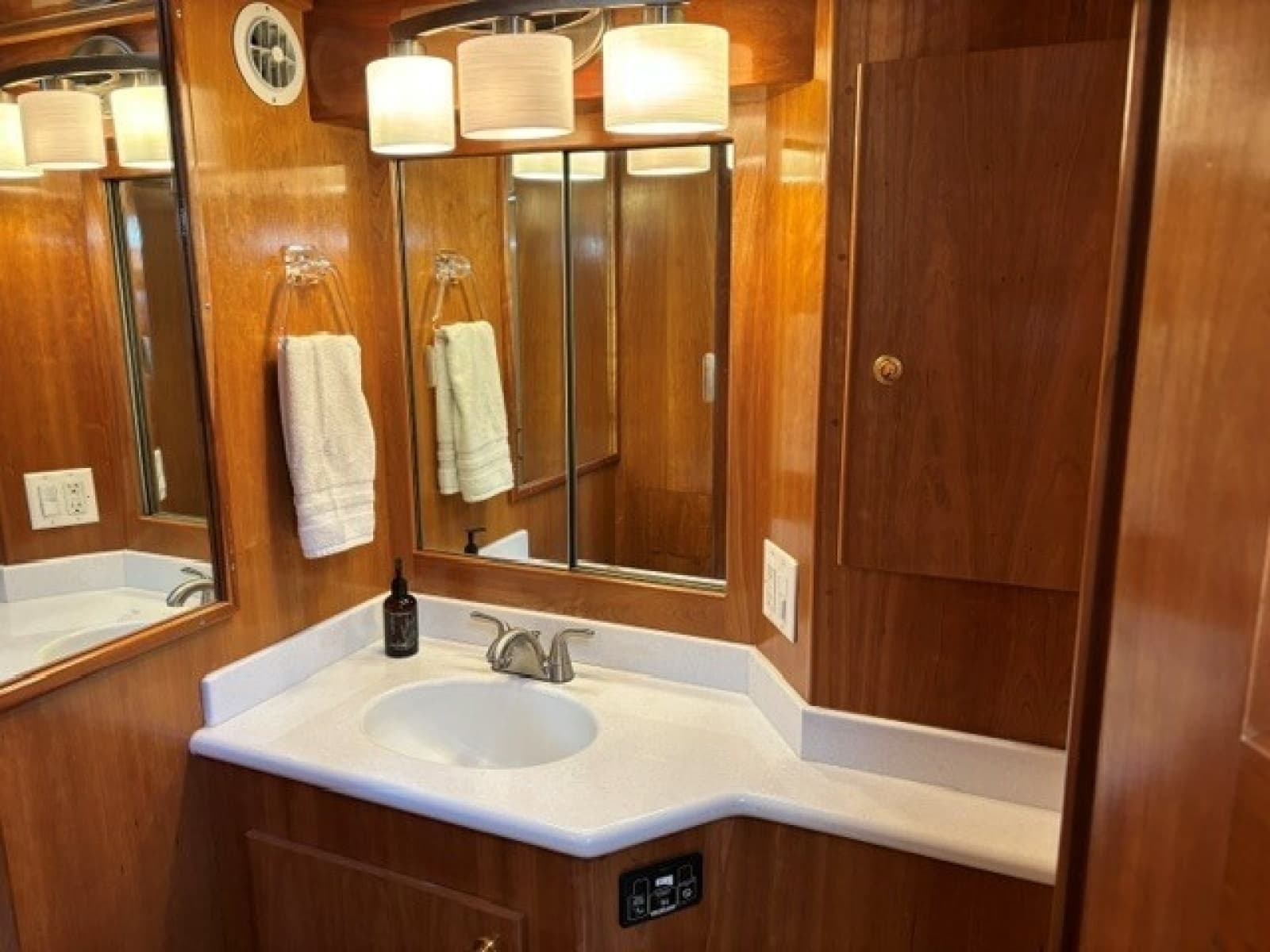 2001 Navigator 48 - Photo 31