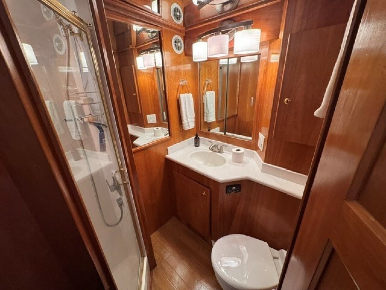 2001 Navigator Pilothouse - Photo 24