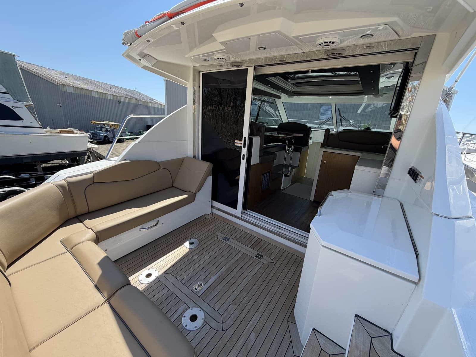 2016 Cruisers Yachts 41 Cantius - Photo 9