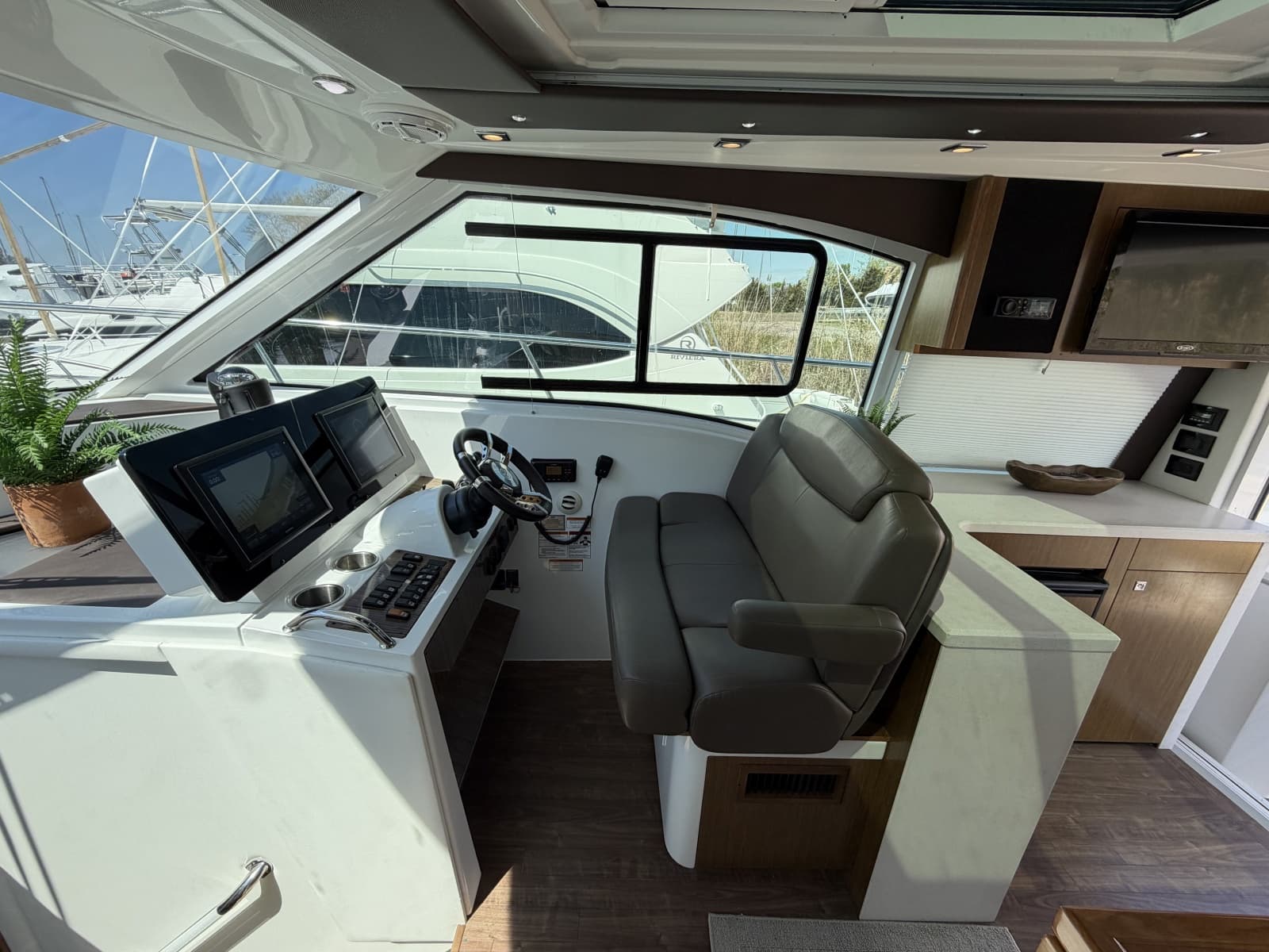 2016 Cruisers Yachts 41 Cantius - Photo 16