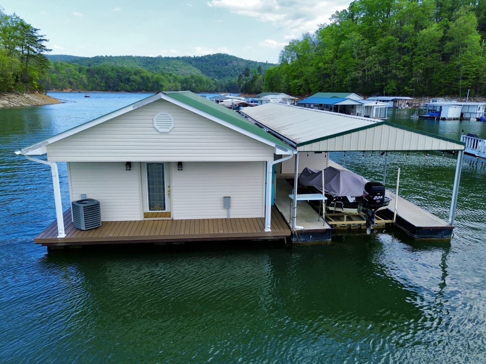 2002 Custom 20 x 53 Floating Cabin - Approx 999/sqft - Photo 11